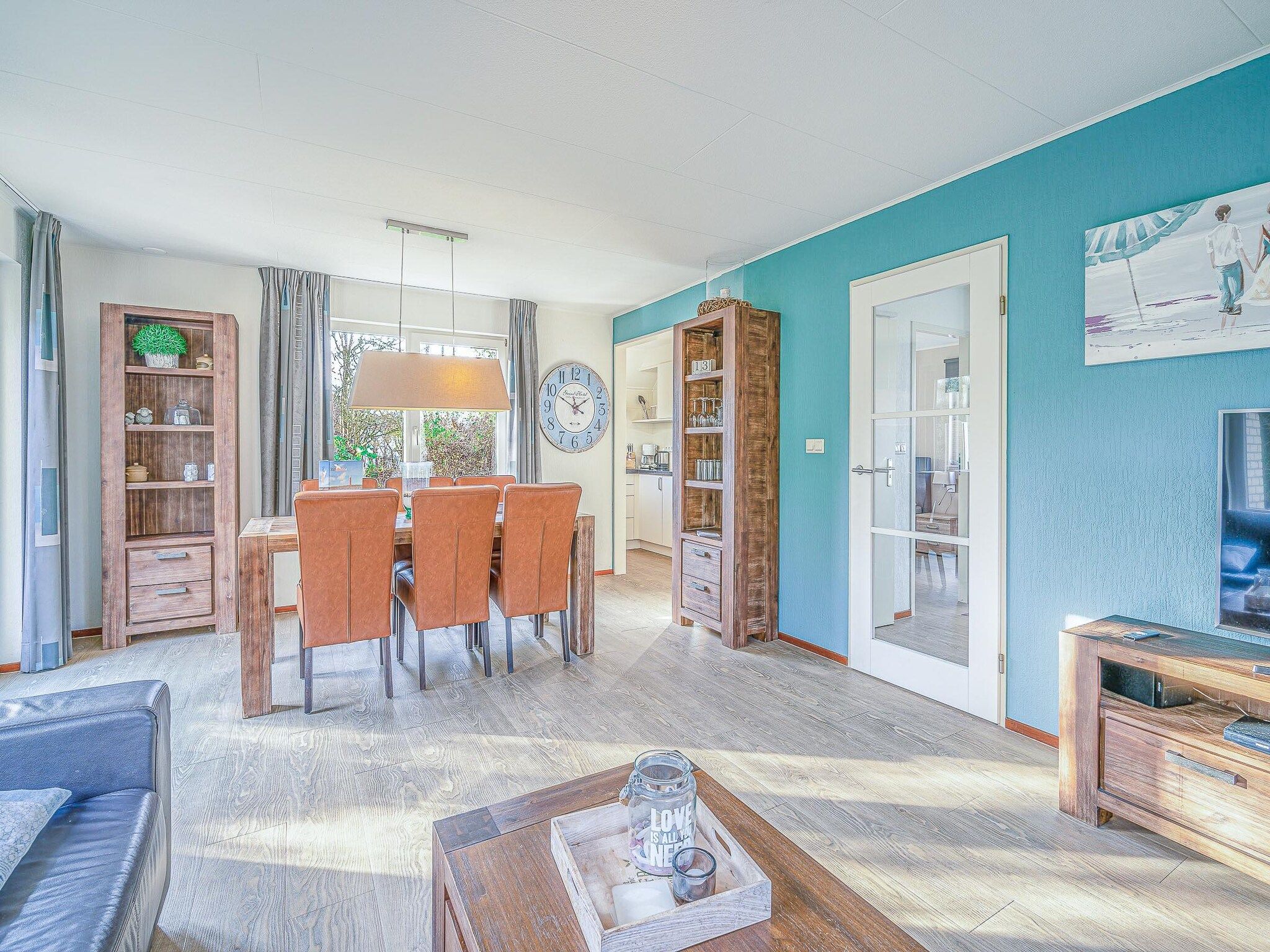 De woonkamer van Kamperfoelie 31 in De Koog