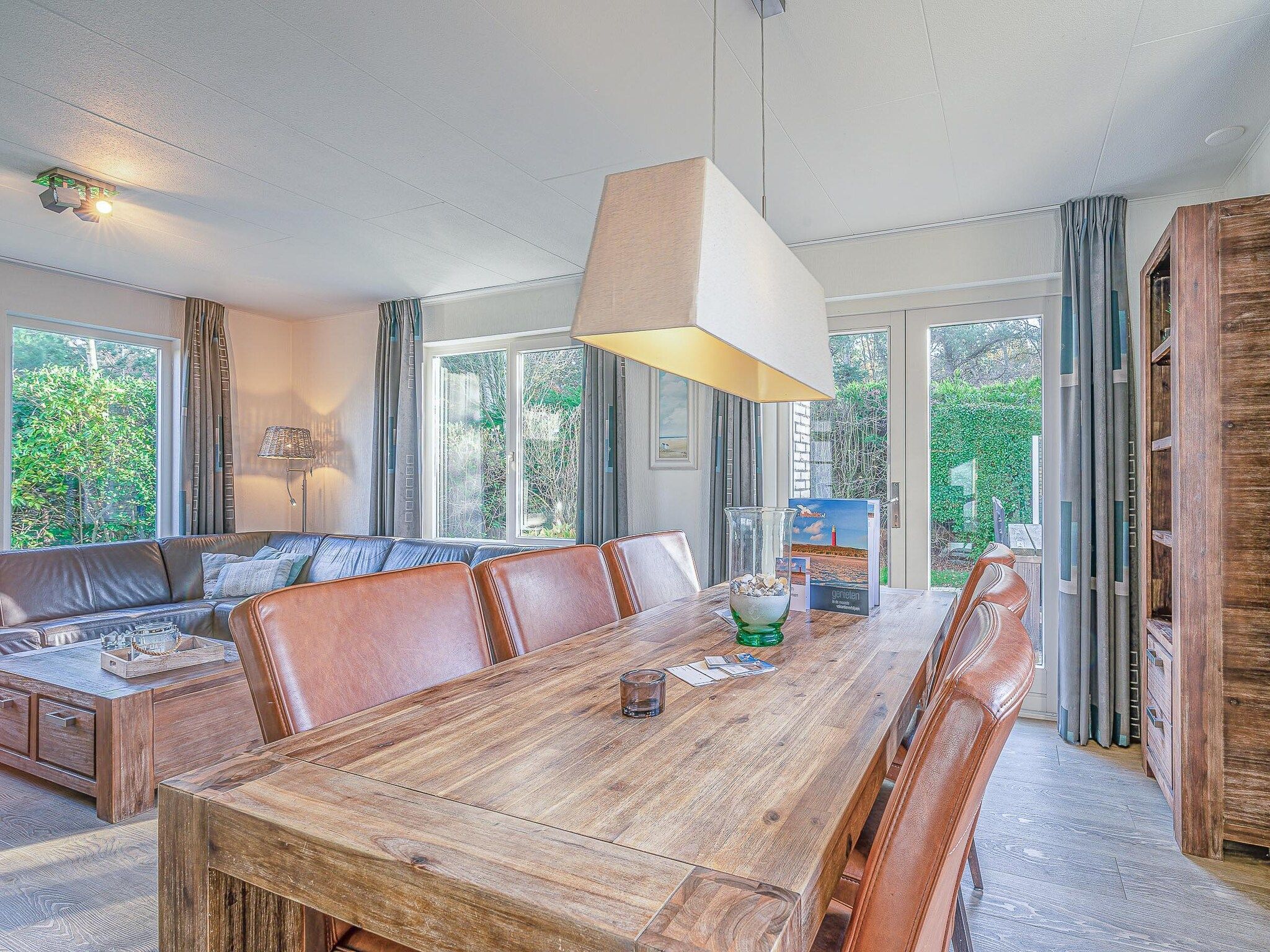 De eetkamer van Kamperfoelie 31 in De Koog