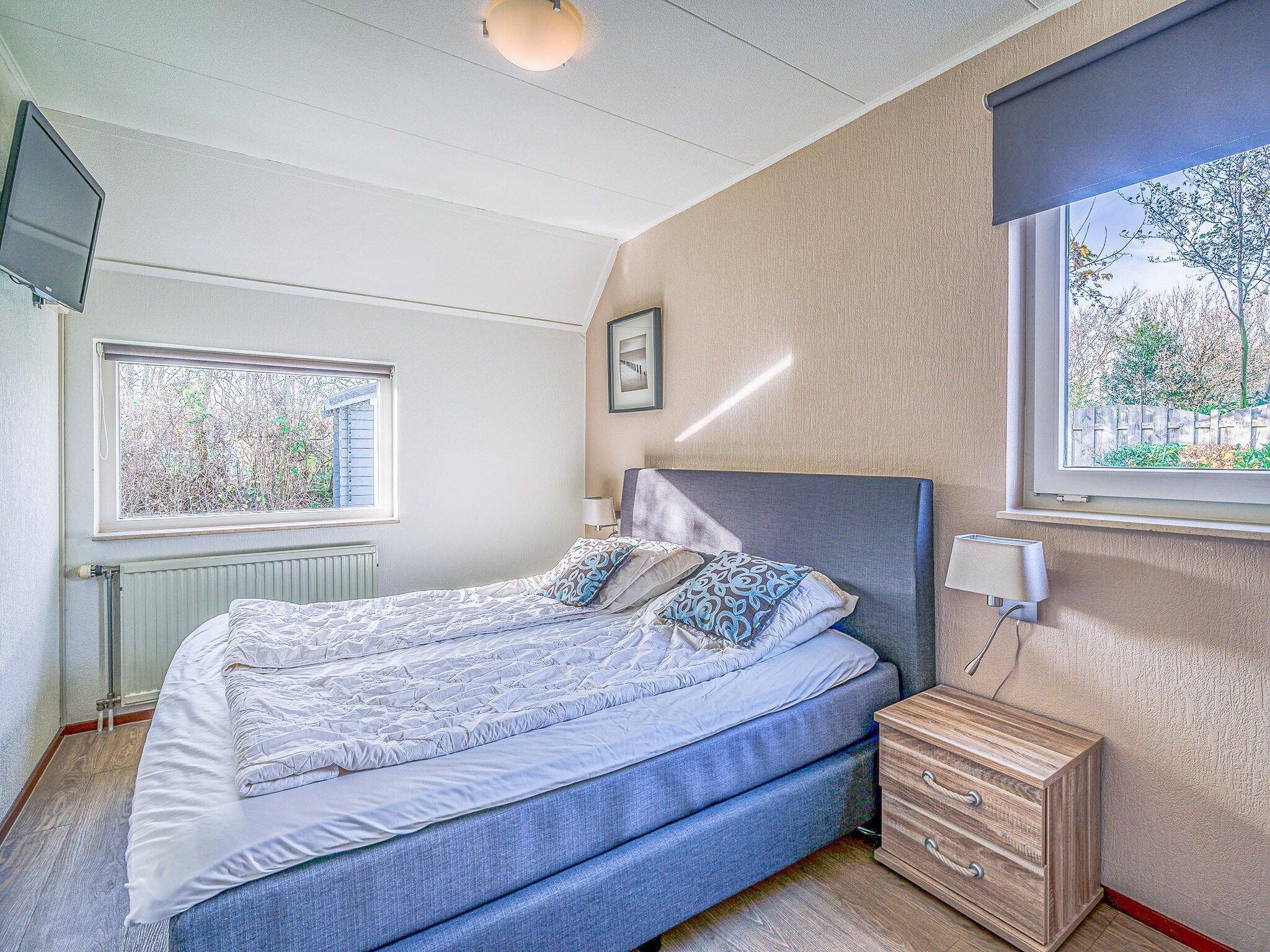 Een slaapkamer van Kamperfoelie 31 in De Koog