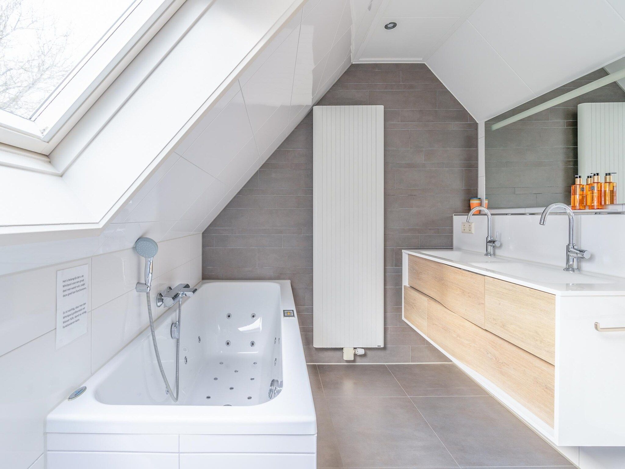 De badkamer van Kamperfoelie 31 in De Koog