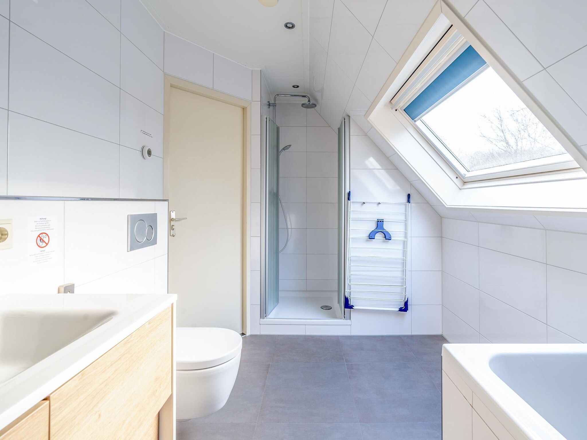 De badkamer van Kamperfoelie 31 in De Koog