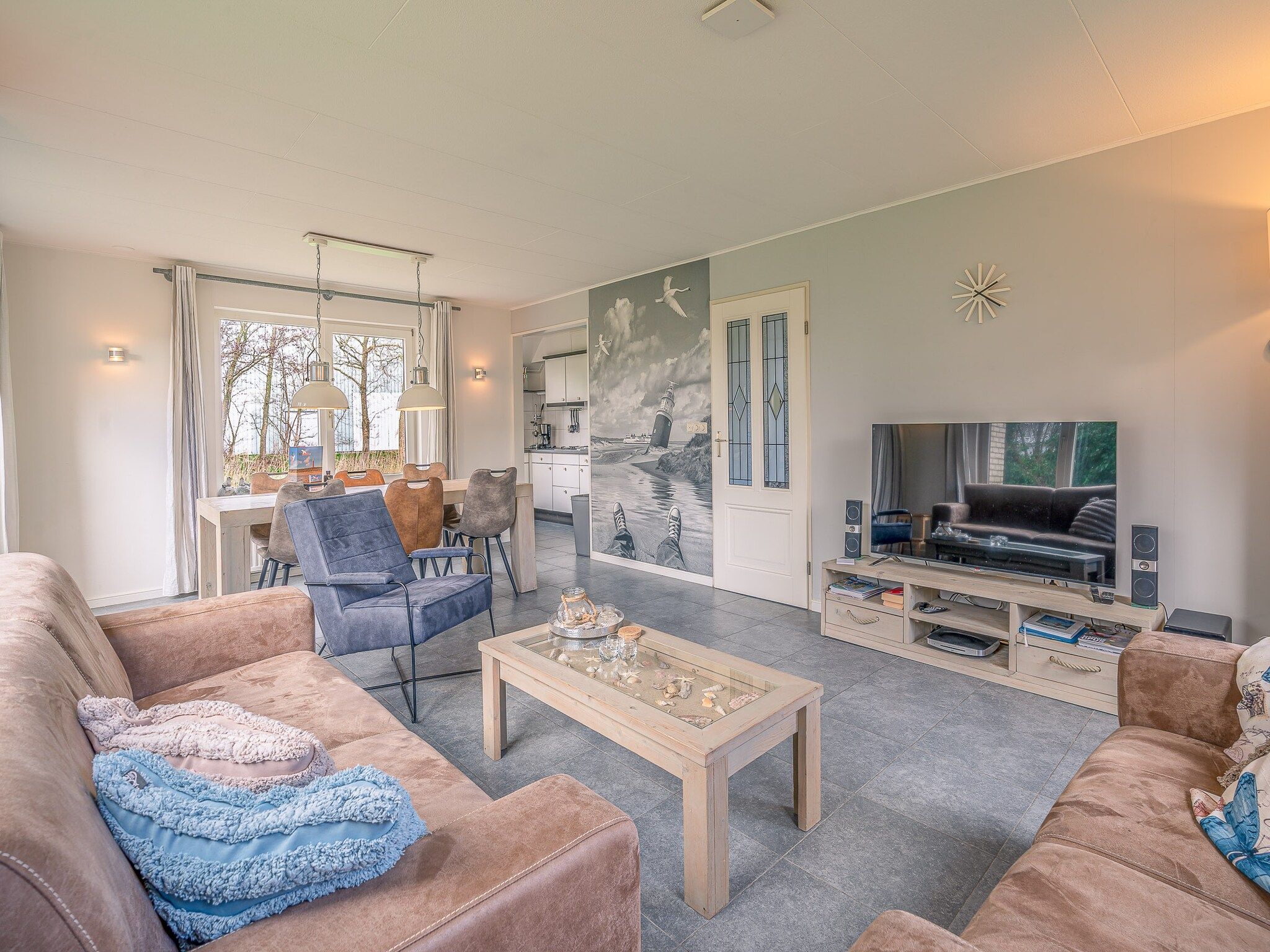De woonkamer van Kamperfoelie 45 in De Koog