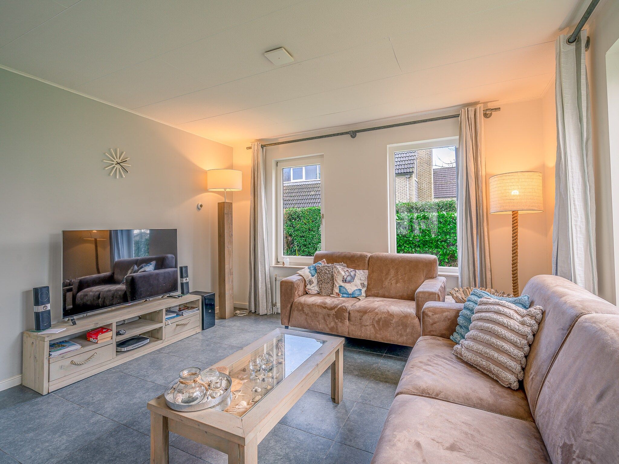 De woonkamer van Kamperfoelie 45 in De Koog