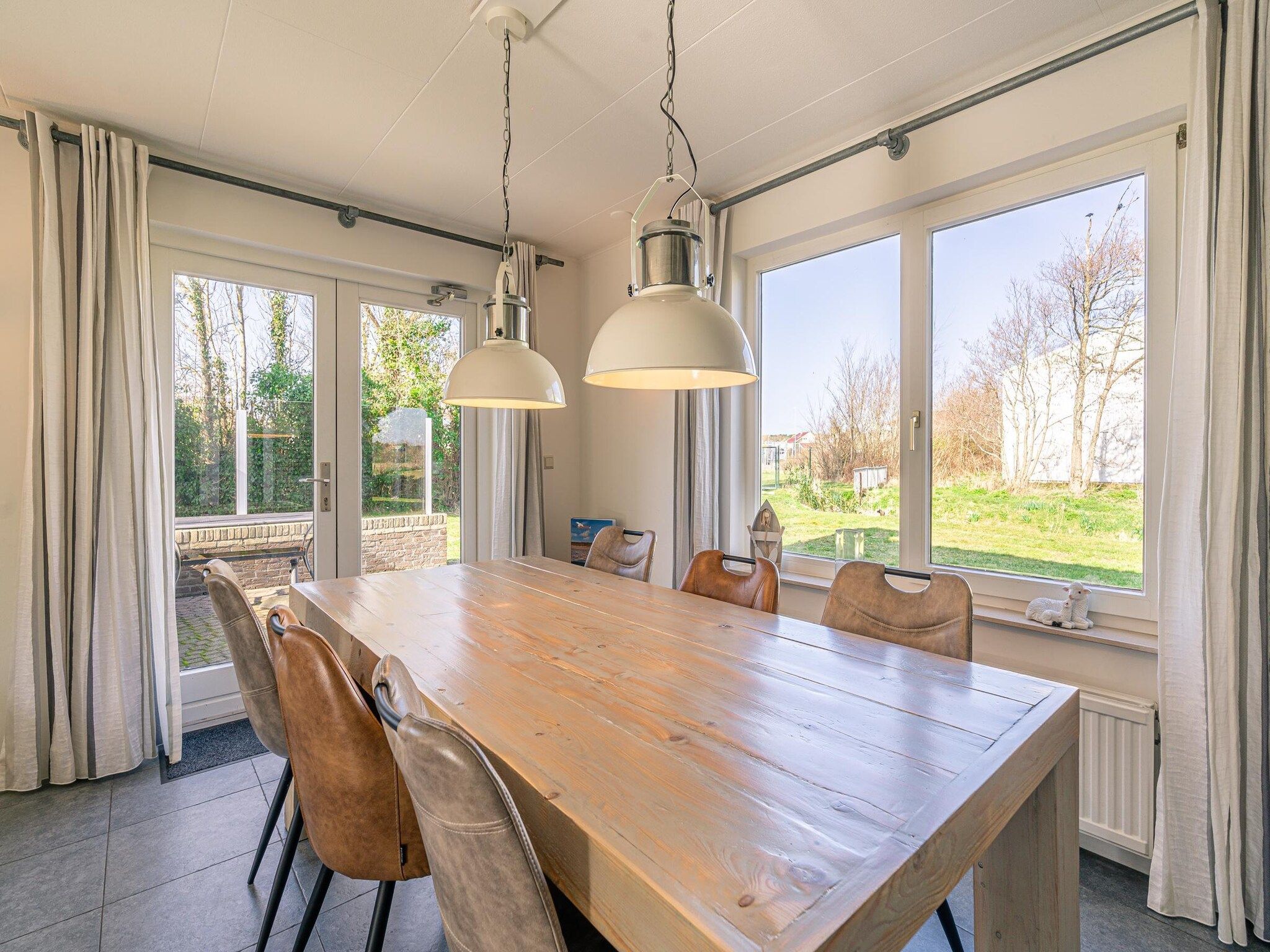 De eetkamer van Kamperfoelie 45 in De Koog