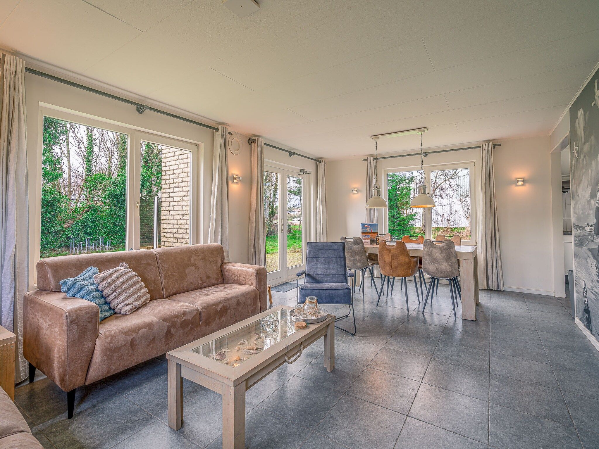 De woonkamer van Kamperfoelie 45 in De Koog