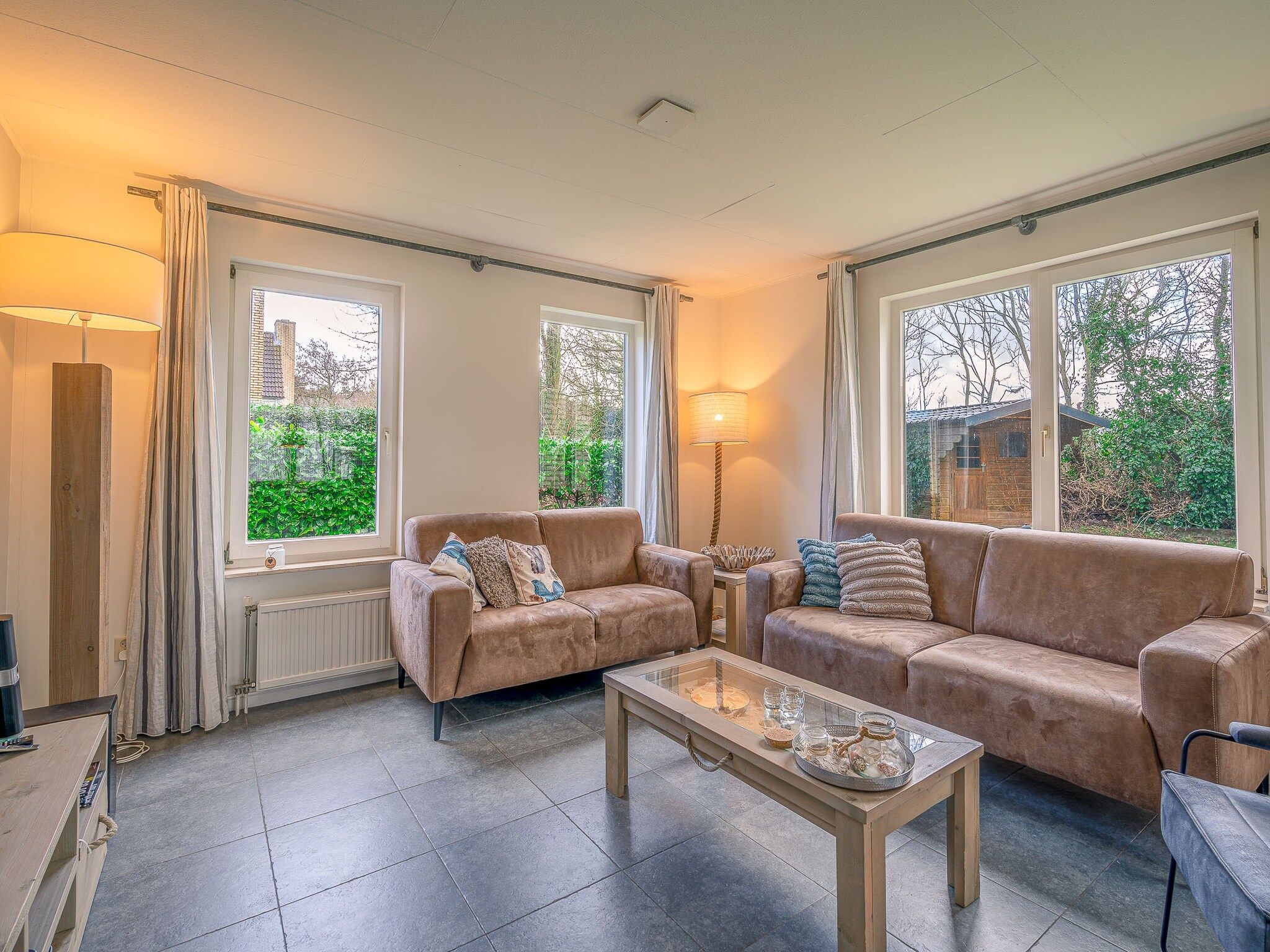 De woonkamer van Kamperfoelie 45 in De Koog