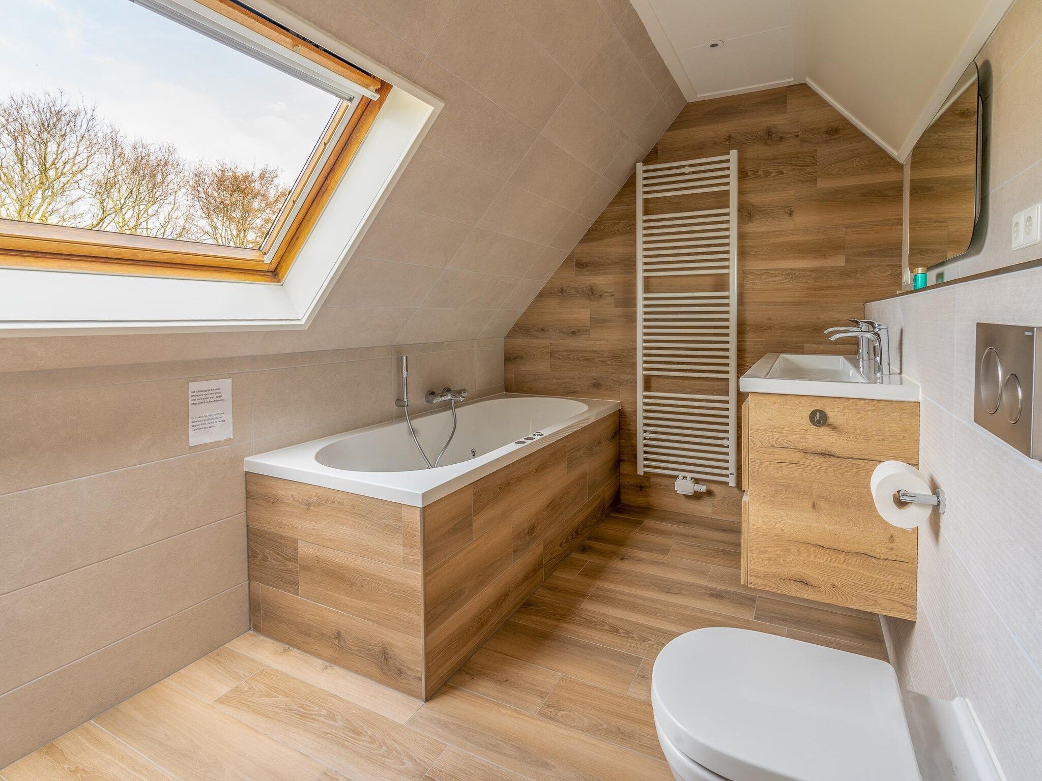 De badkamer van Kamperfoelie 45 in De Koog