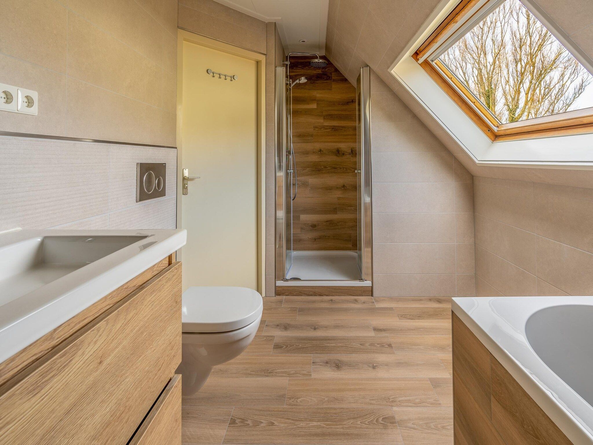 De badkamer van Kamperfoelie 45 in De Koog