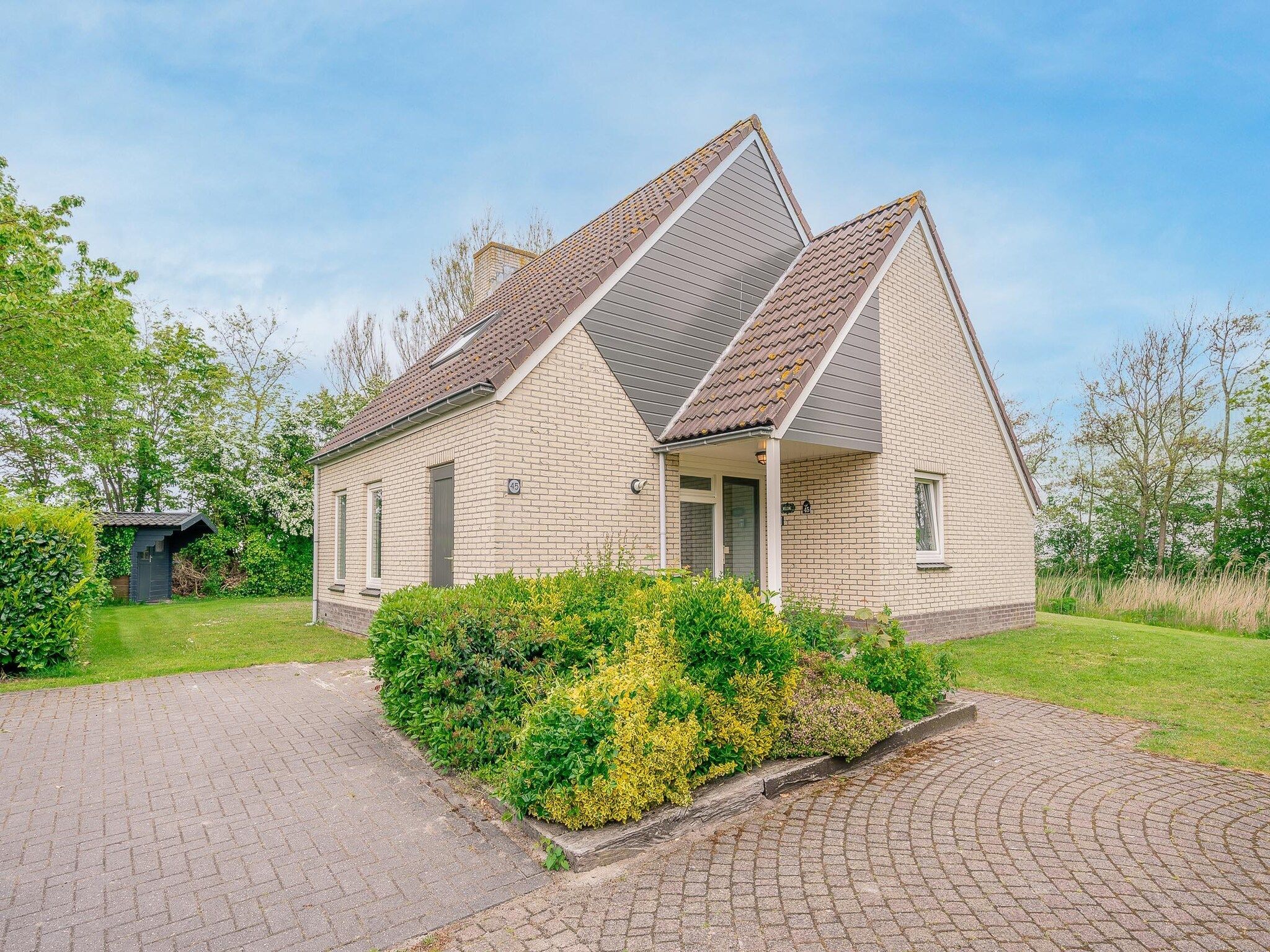 De buitenkant van Kamperfoelie 45 in De Koog