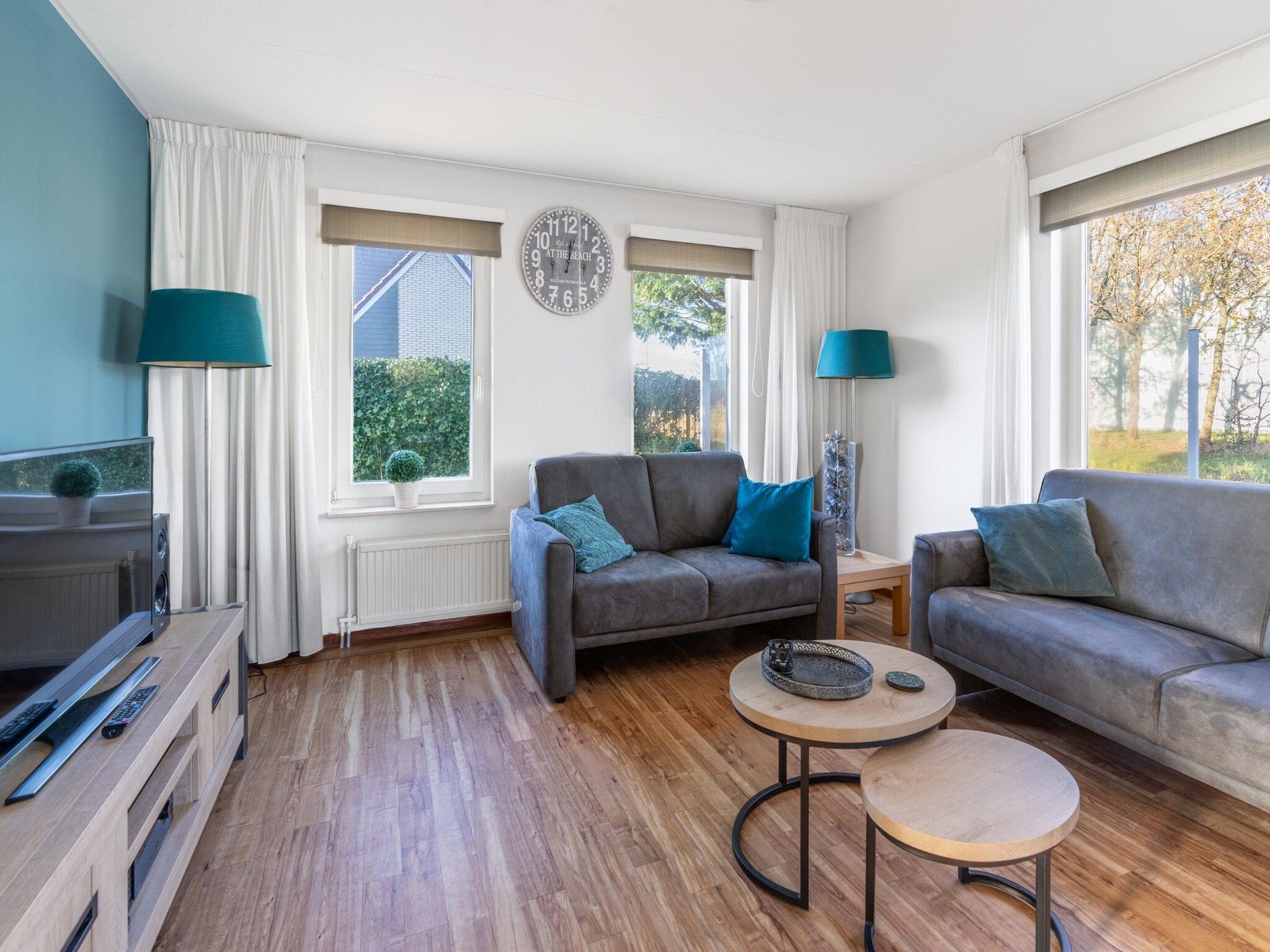 De woonkamer van Kamperfoelie 47 in De Koog