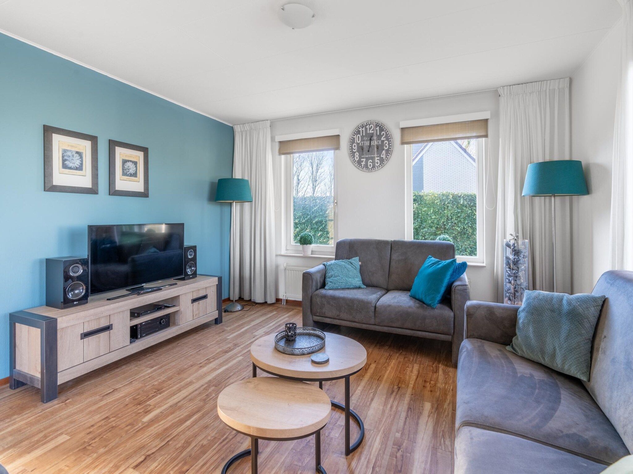 De woonkamer van Kamperfoelie 47 in De Koog