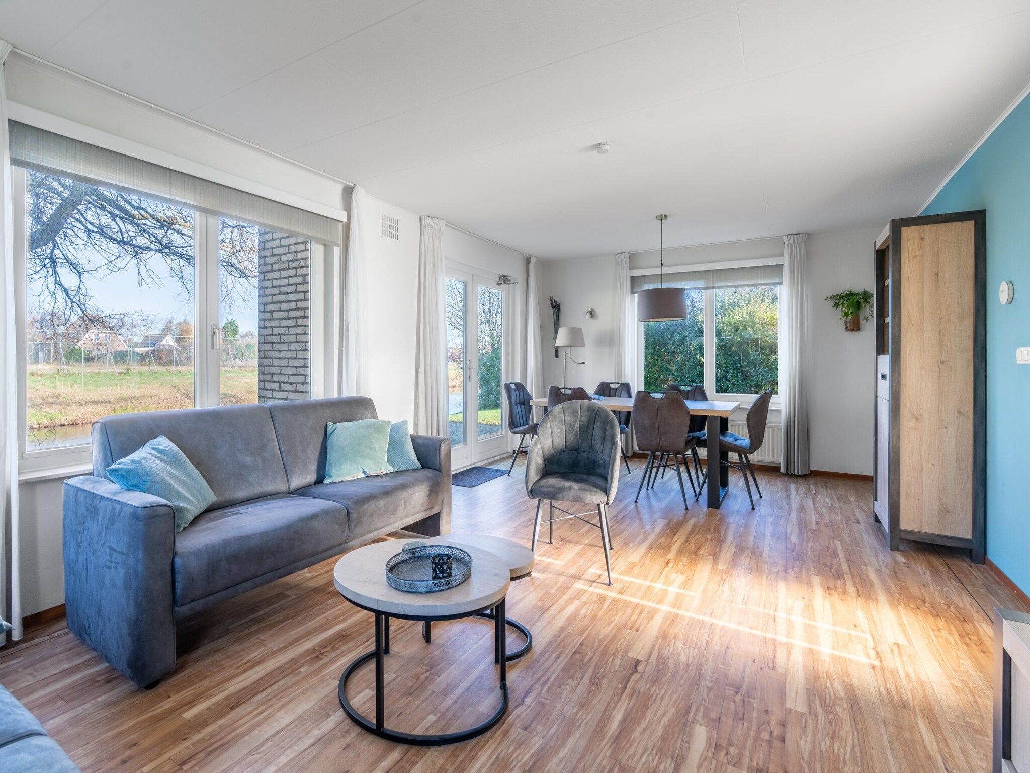 De woonkamer van Kamperfoelie 47 in De Koog