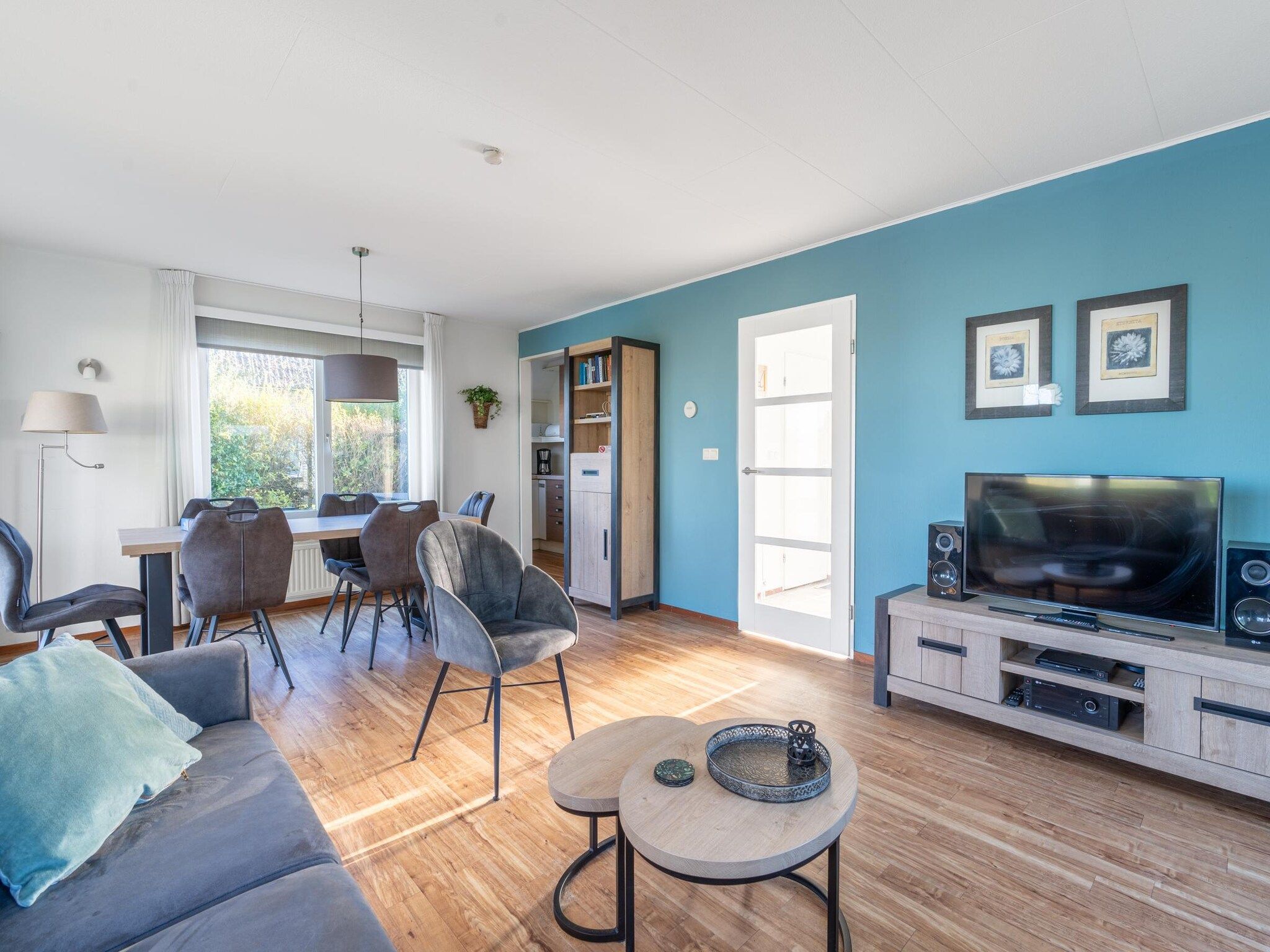 De woonkamer van Kamperfoelie 47 in De Koog