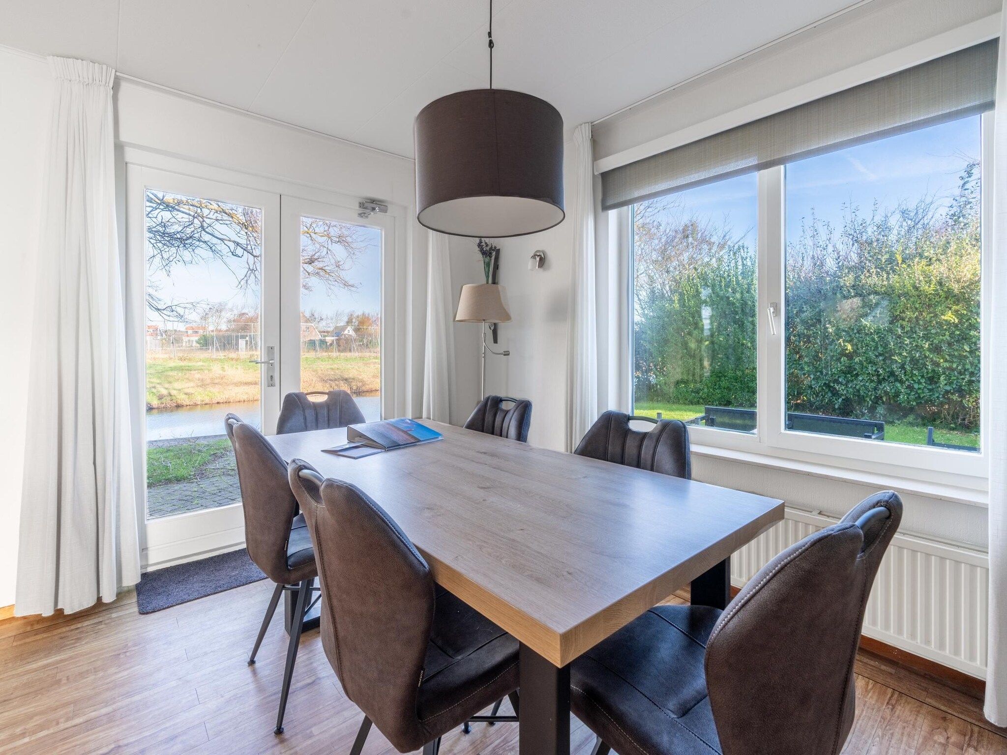 De eetkamer van Kamperfoelie 47 in De Koog