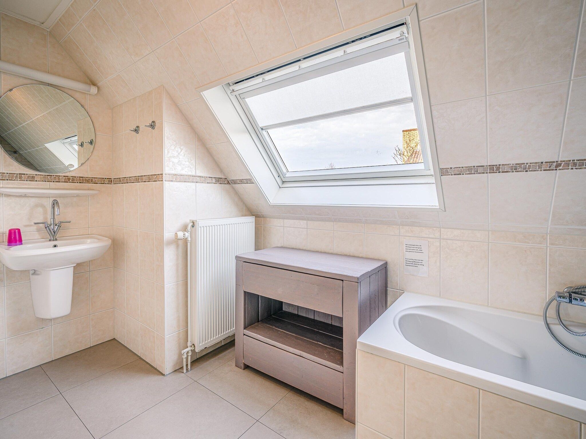 De badkamer van Kamperfoelie 47 in De Koog