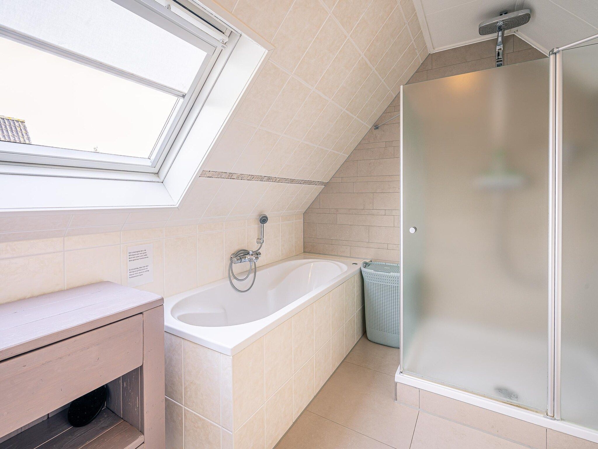 De badkamer van Kamperfoelie 47 in De Koog