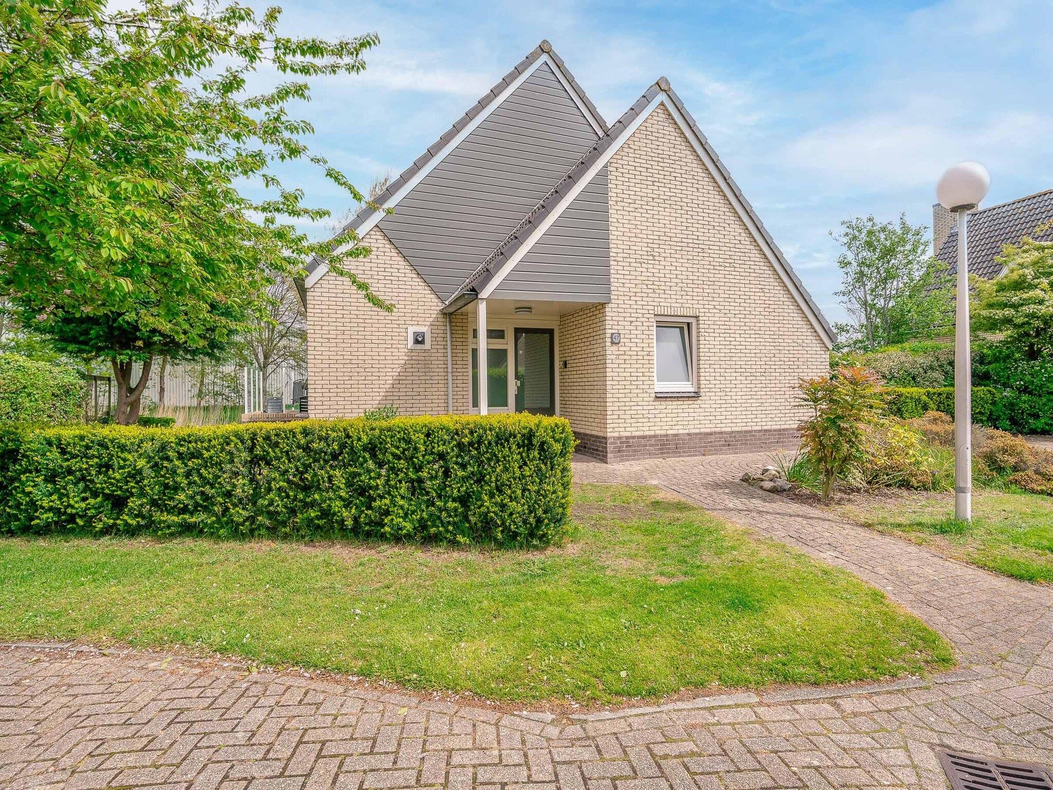 De buitenkant van Kamperfoelie 47 in De Koog