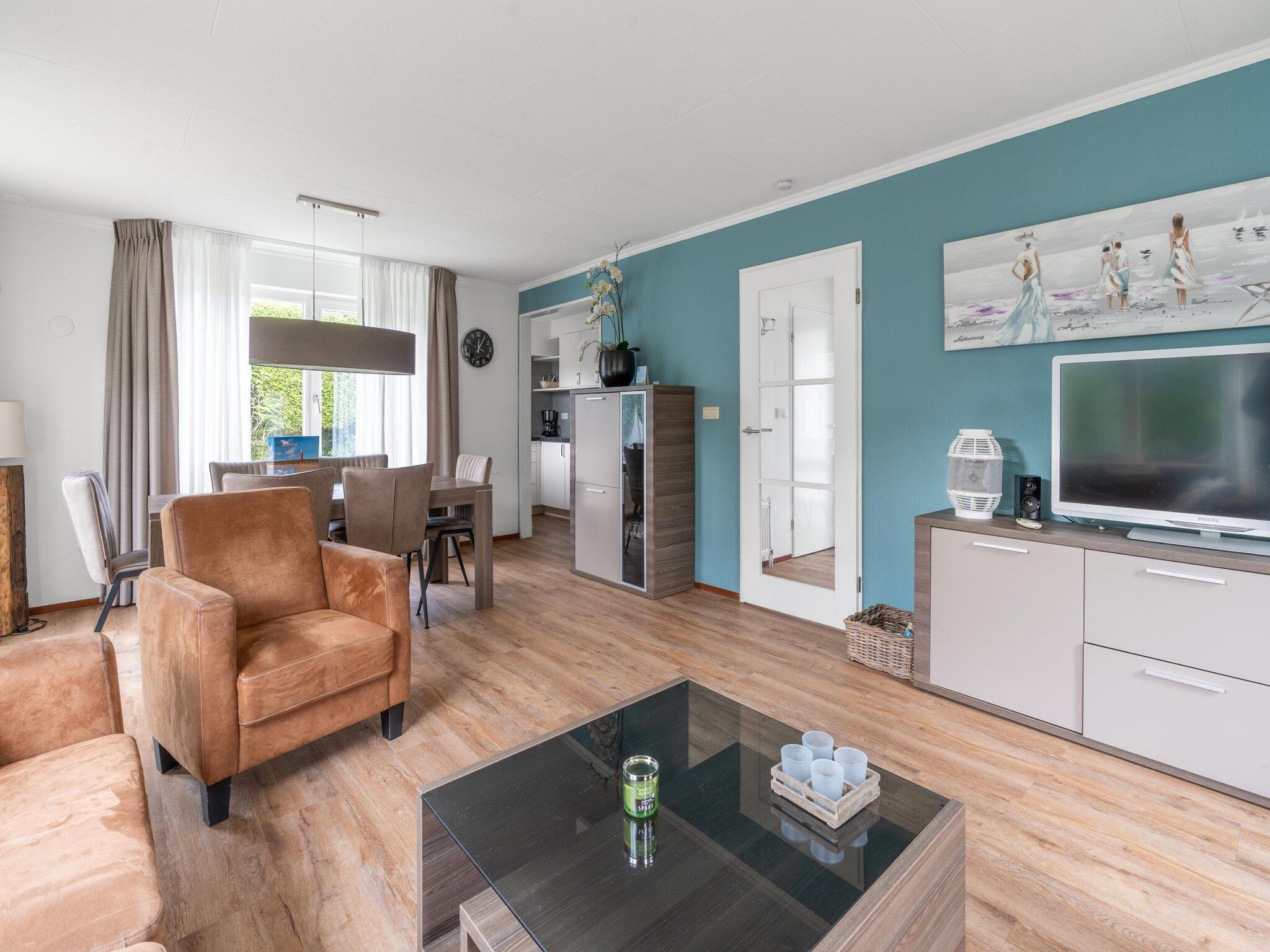 De woonkamer van Kamperfoelie 49 in De Koog