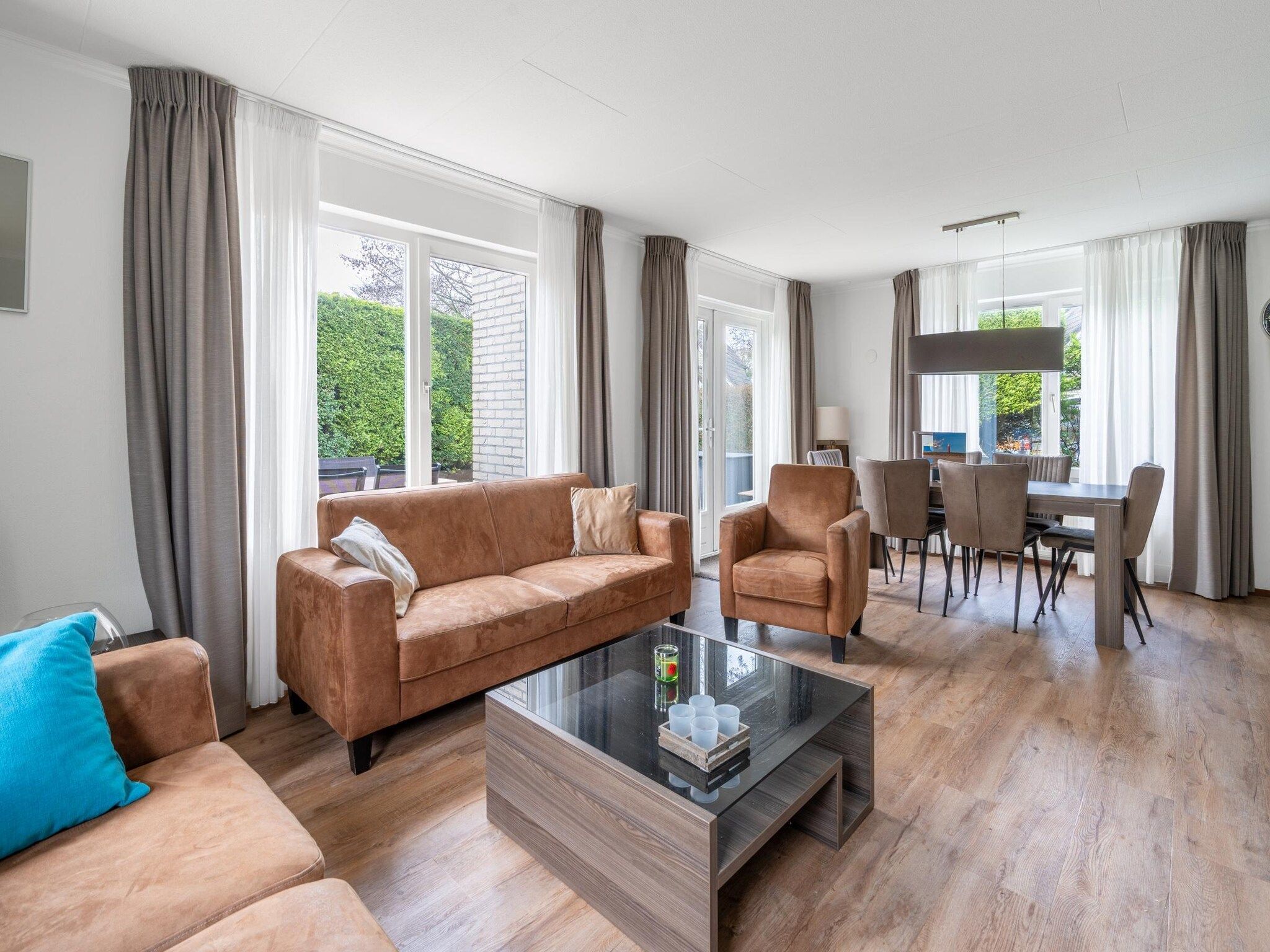 De woonkamer van Kamperfoelie 49 in De Koog