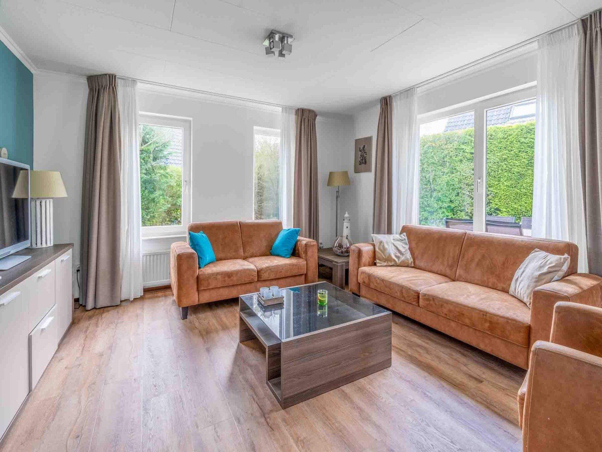 De woonkamer van Kamperfoelie 49 in De Koog