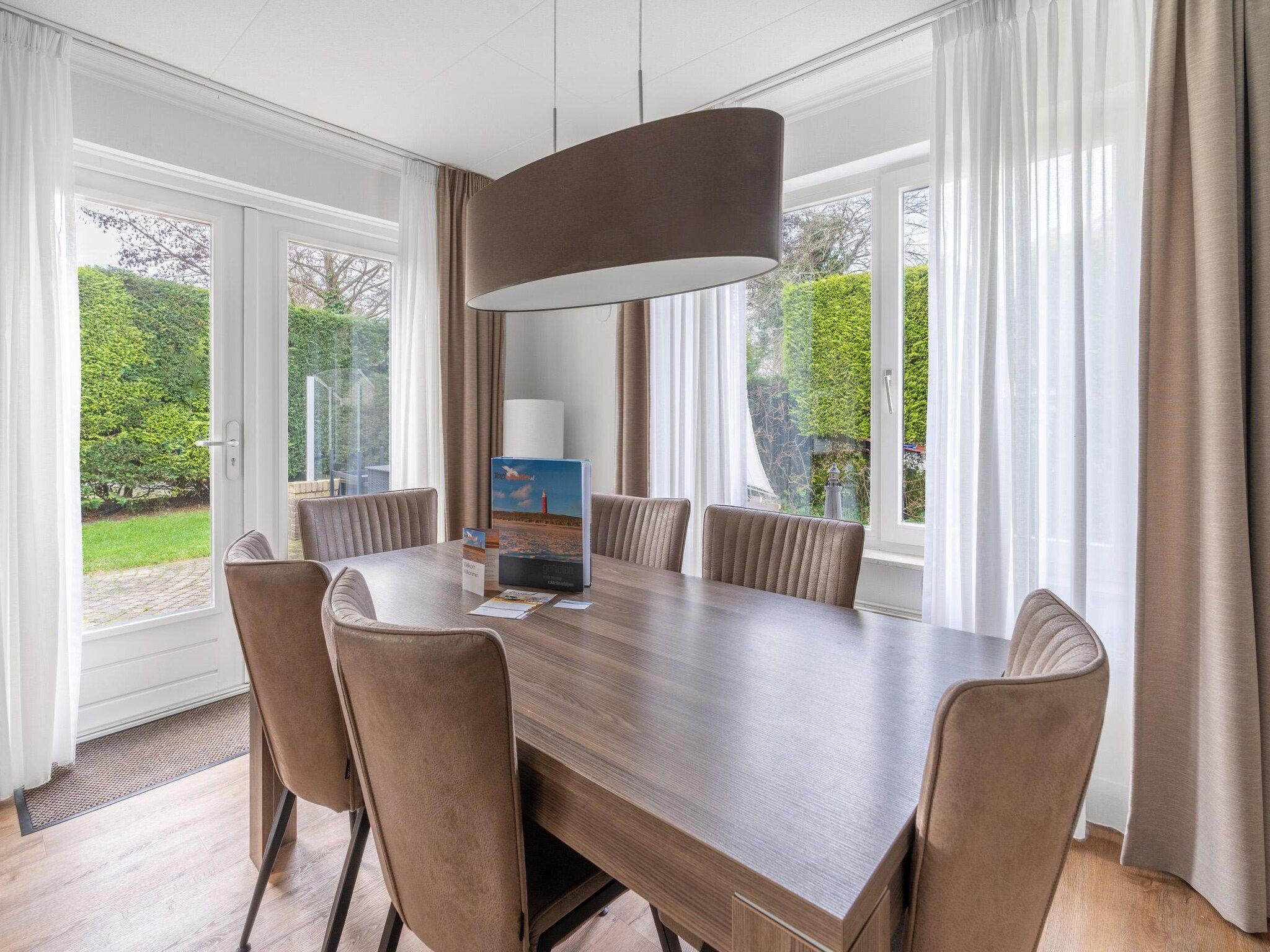 De eetkamer van Kamperfoelie 49 in De Koog