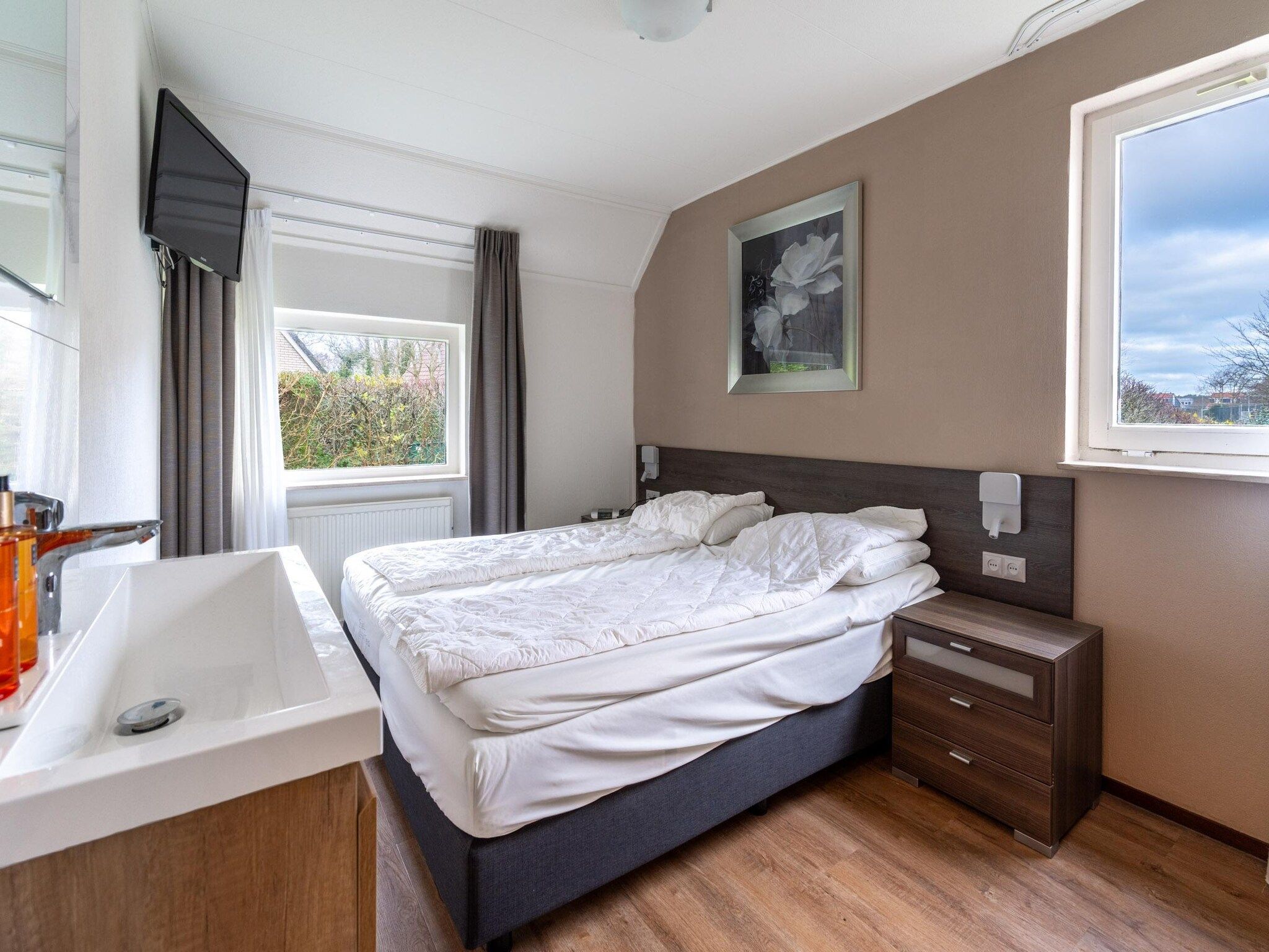 Een slaapkamer van Kamperfoelie 49 in De Koog