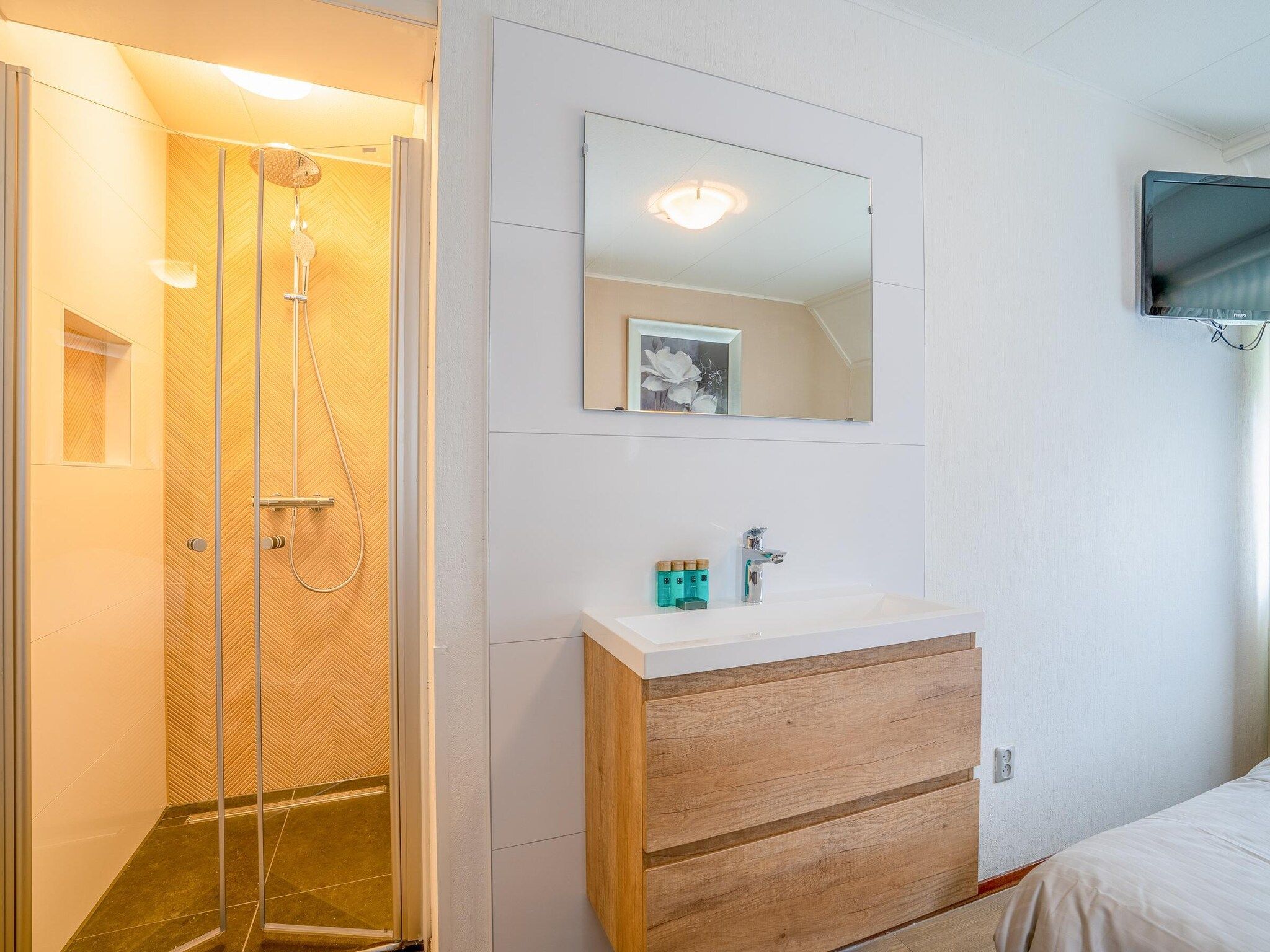 De badkamer van Kamperfoelie 49 in De Koog