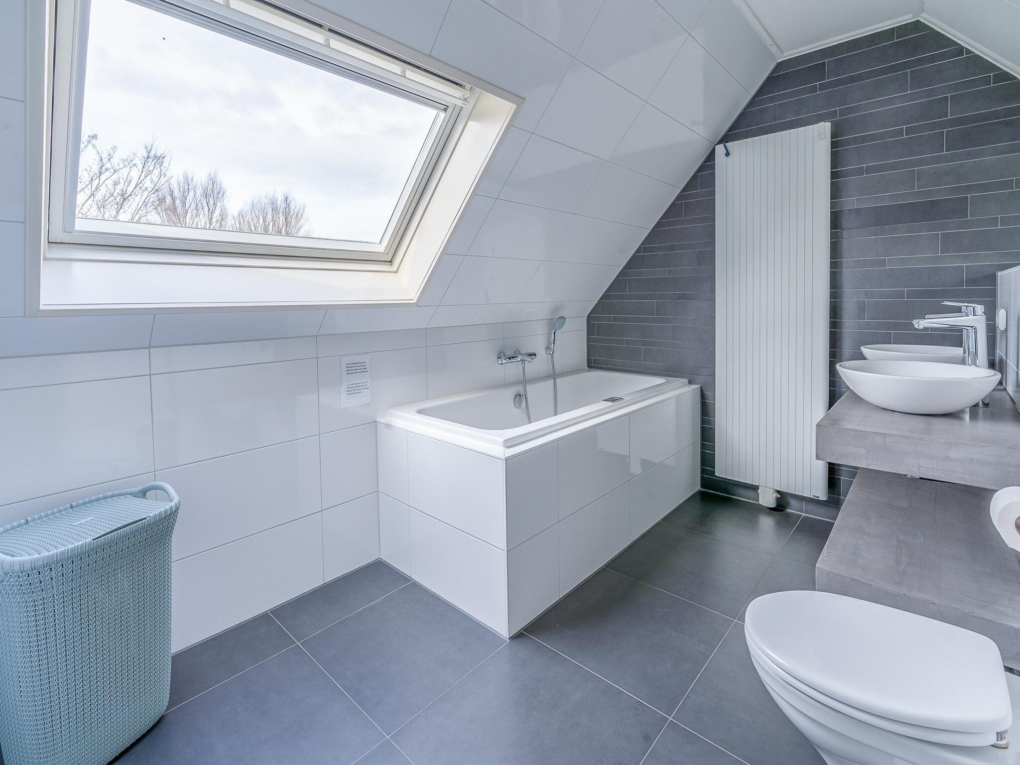 De badkamer van Kamperfoelie 49 in De Koog