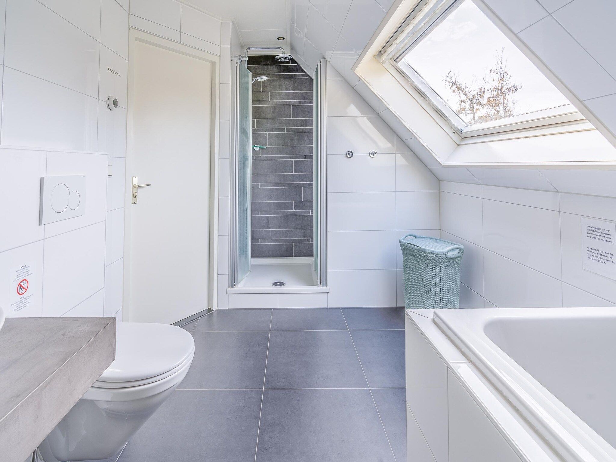 De badkamer van Kamperfoelie 49 in De Koog