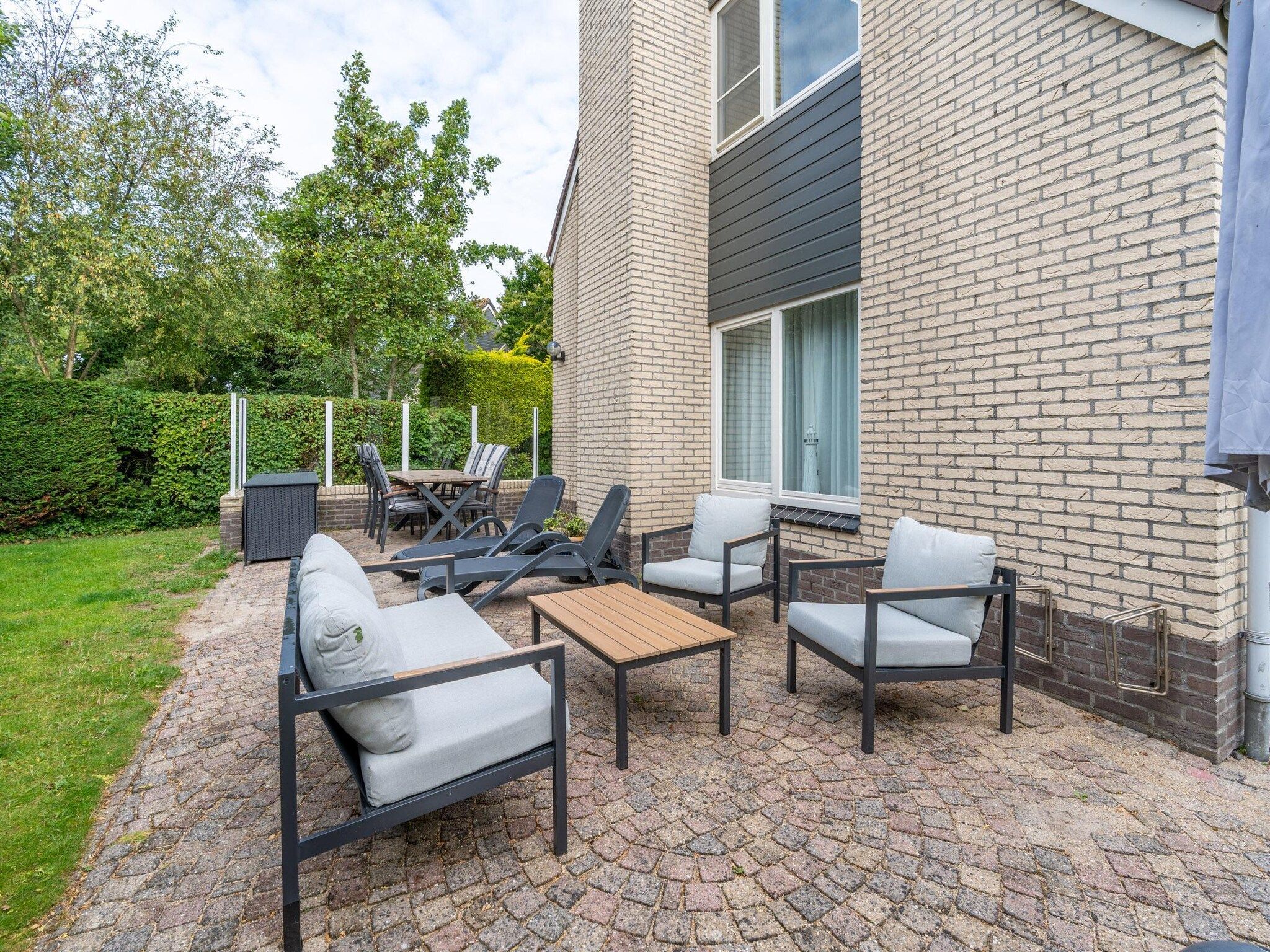 Het terras van Kamperfoelie 49 in De Koog