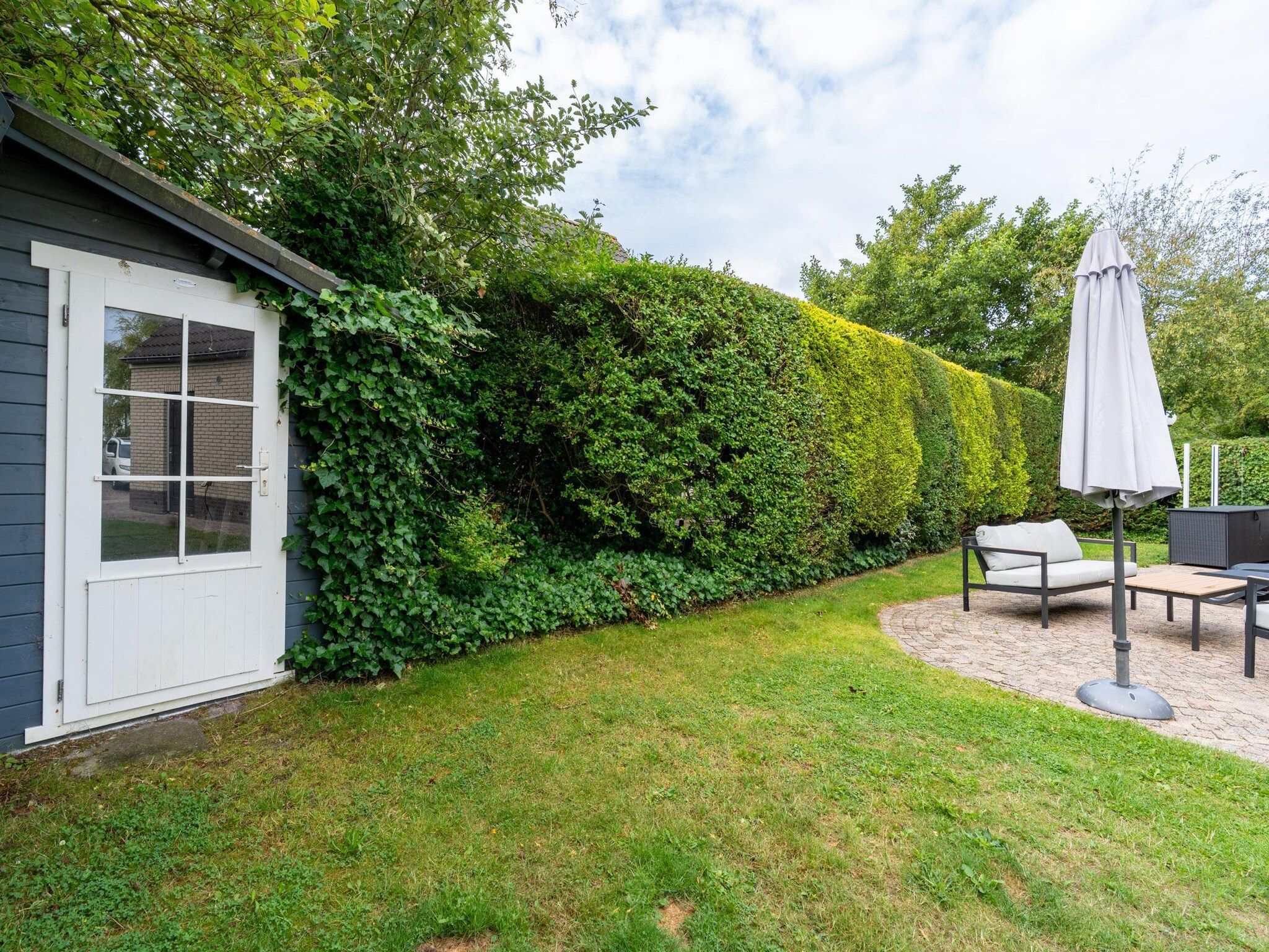 De tuin van Kamperfoelie 49 in De Koog