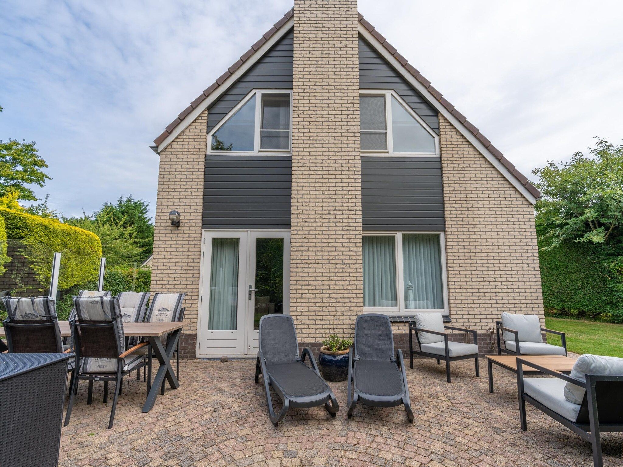 Het terras van Kamperfoelie 49 in De Koog