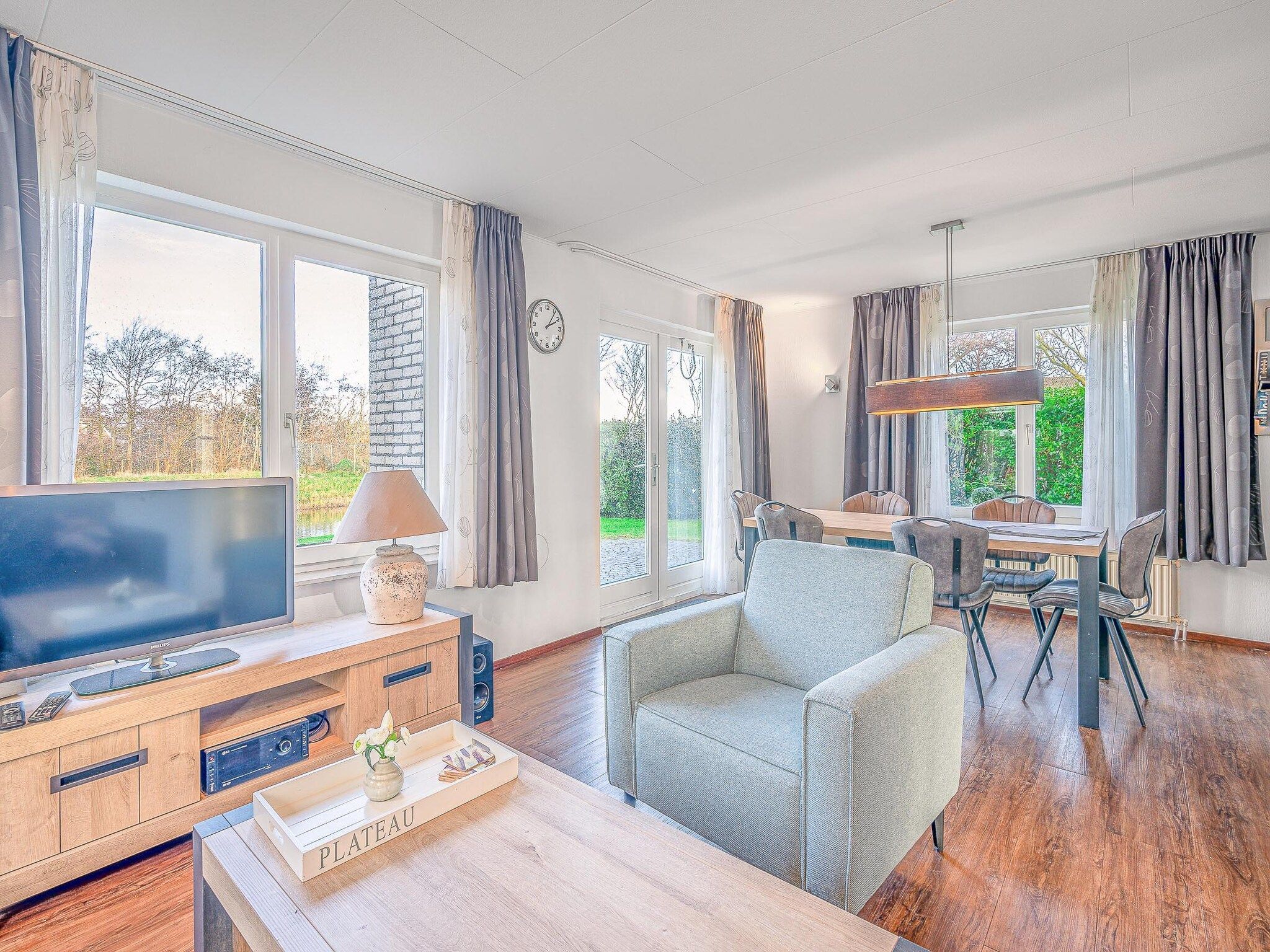 De woonkamer van Kamperfoelie 51 in De Koog