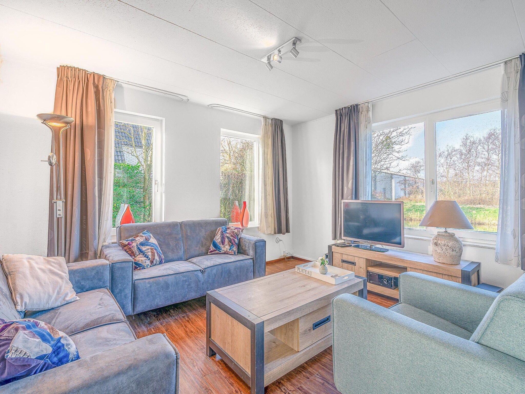 De woonkamer van Kamperfoelie 51 in De Koog