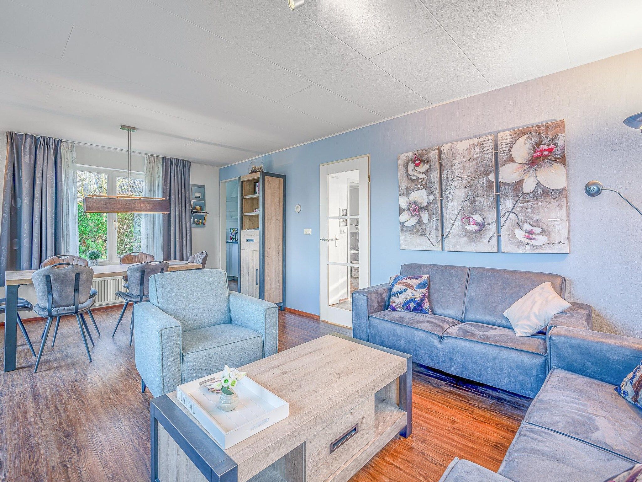 De woonkamer van Kamperfoelie 51 in De Koog