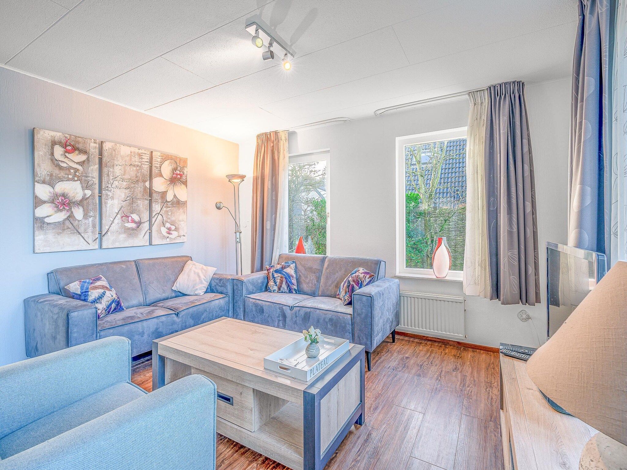 De woonkamer van Kamperfoelie 51 in De Koog