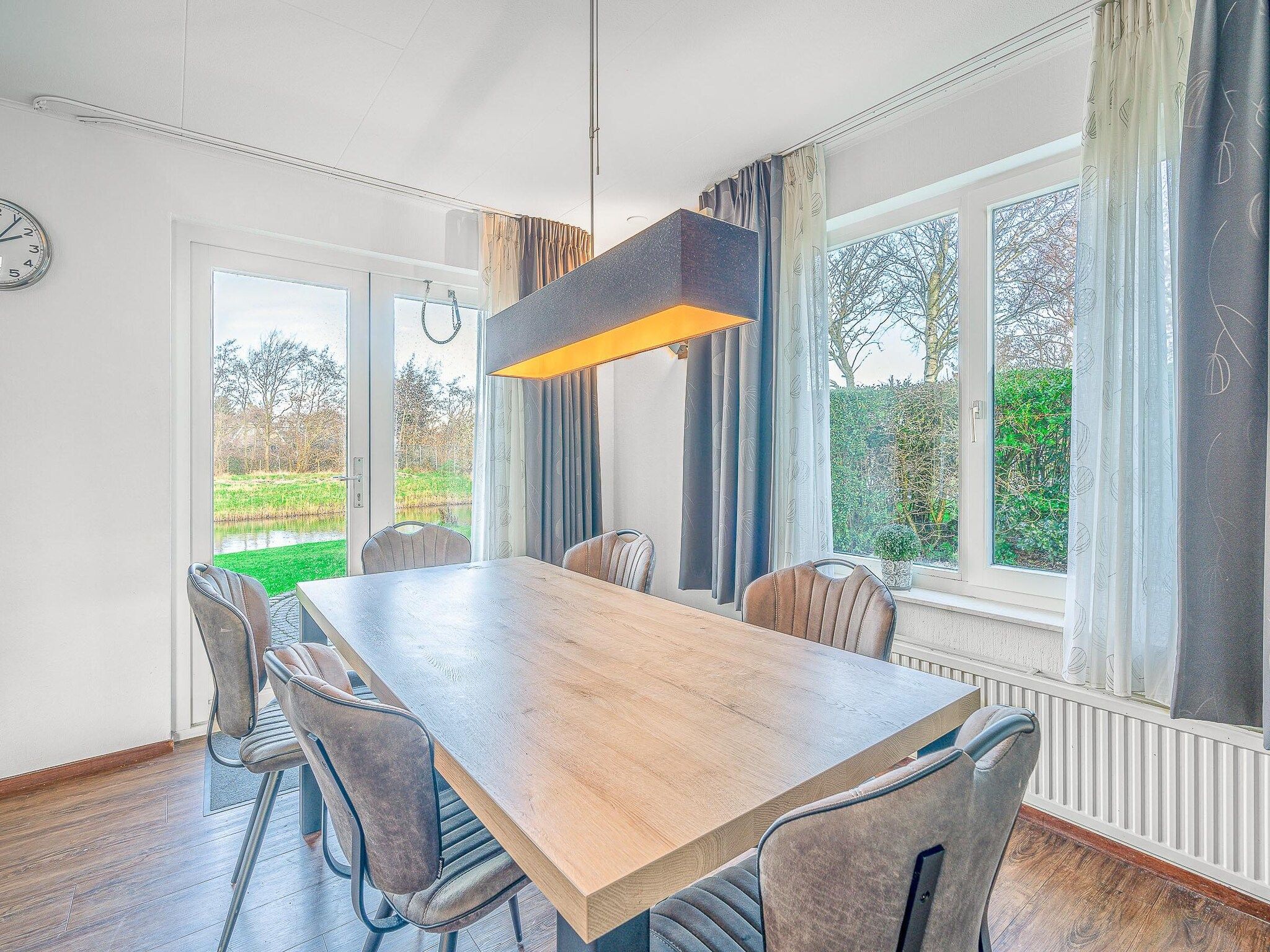 De eetkamer van Kamperfoelie 51 in De Koog