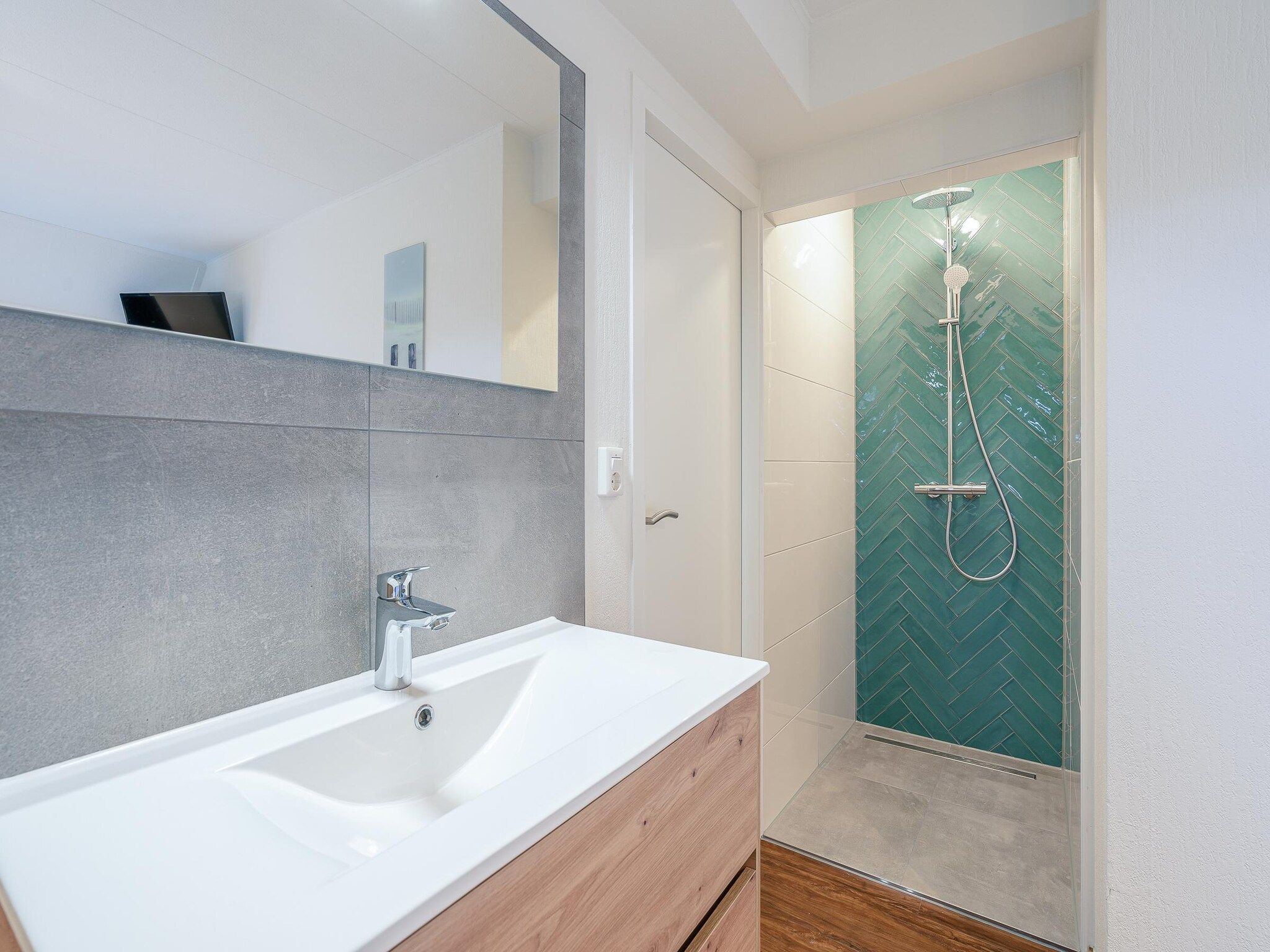 De badkamer van Kamperfoelie 51 in De Koog