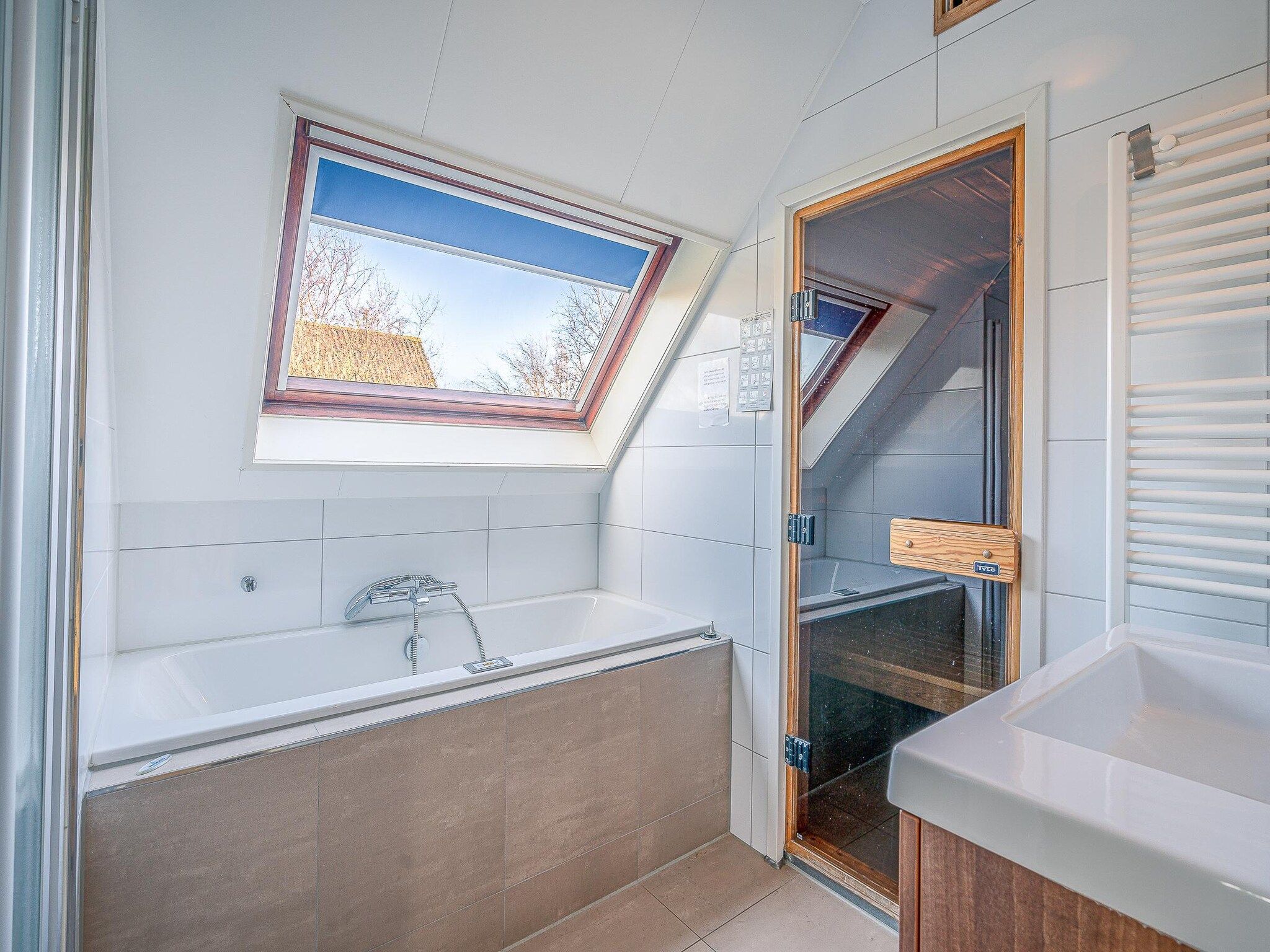 De badkamer van Kamperfoelie 51 in De Koog