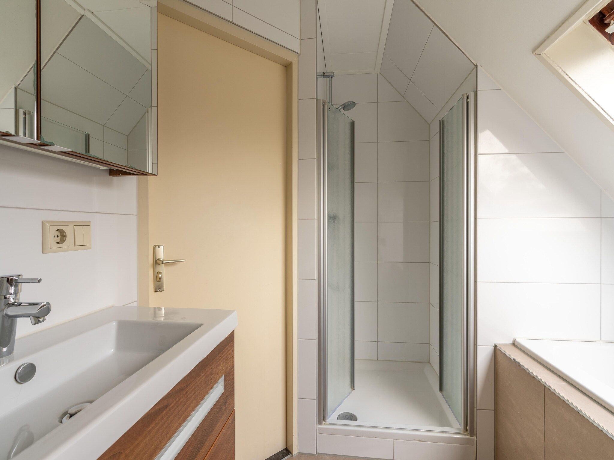 De badkamer van Kamperfoelie 51 in De Koog