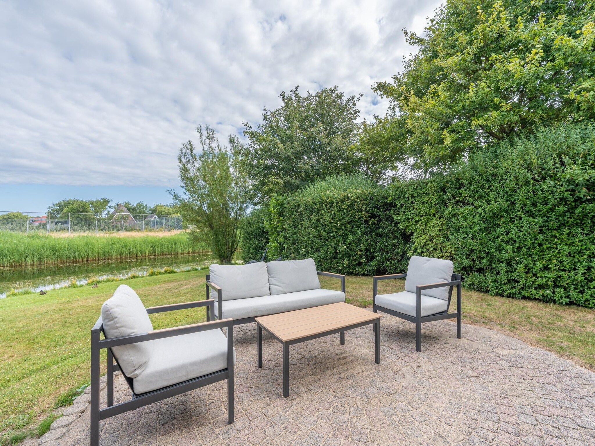 Het terras van Kamperfoelie 51 in De Koog