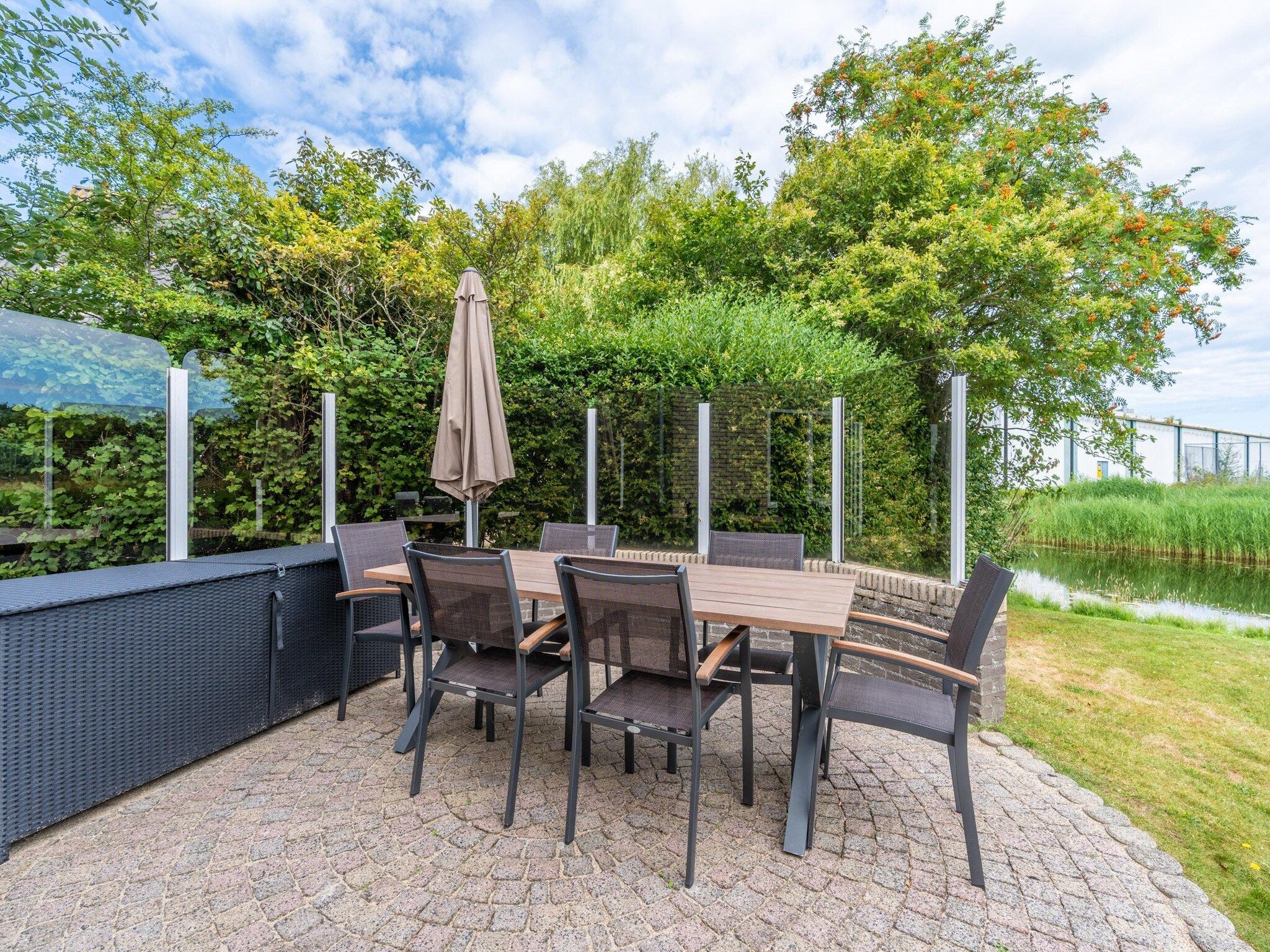 Het terras van Kamperfoelie 51 in De Koog