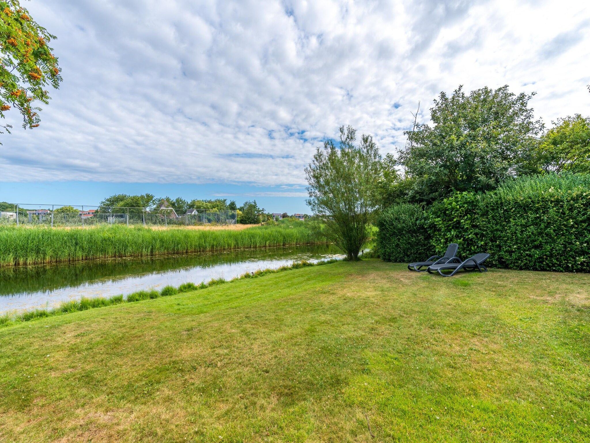 De tuin van Kamperfoelie 51 in De Koog