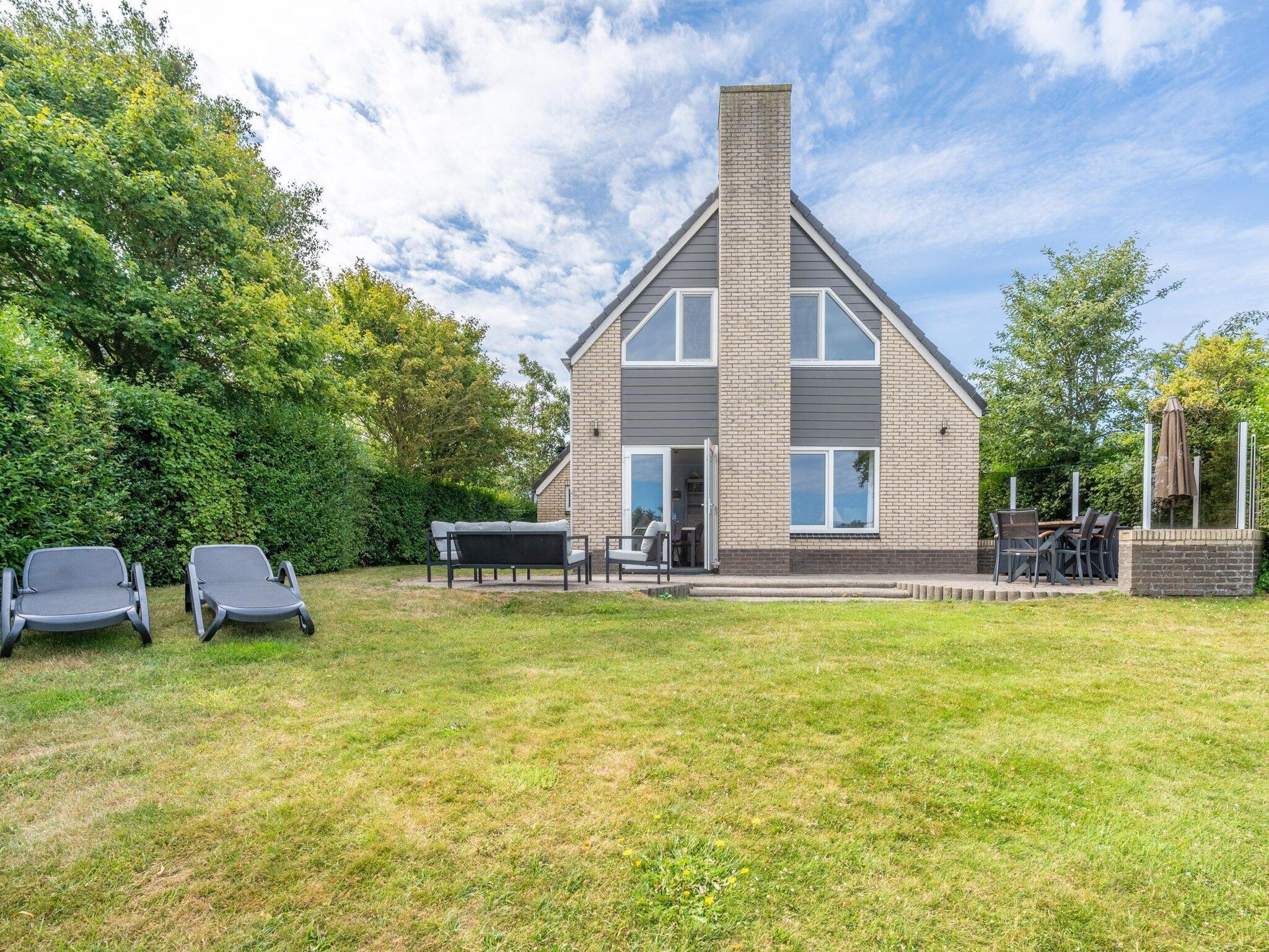 De tuin van Kamperfoelie 51 in De Koog