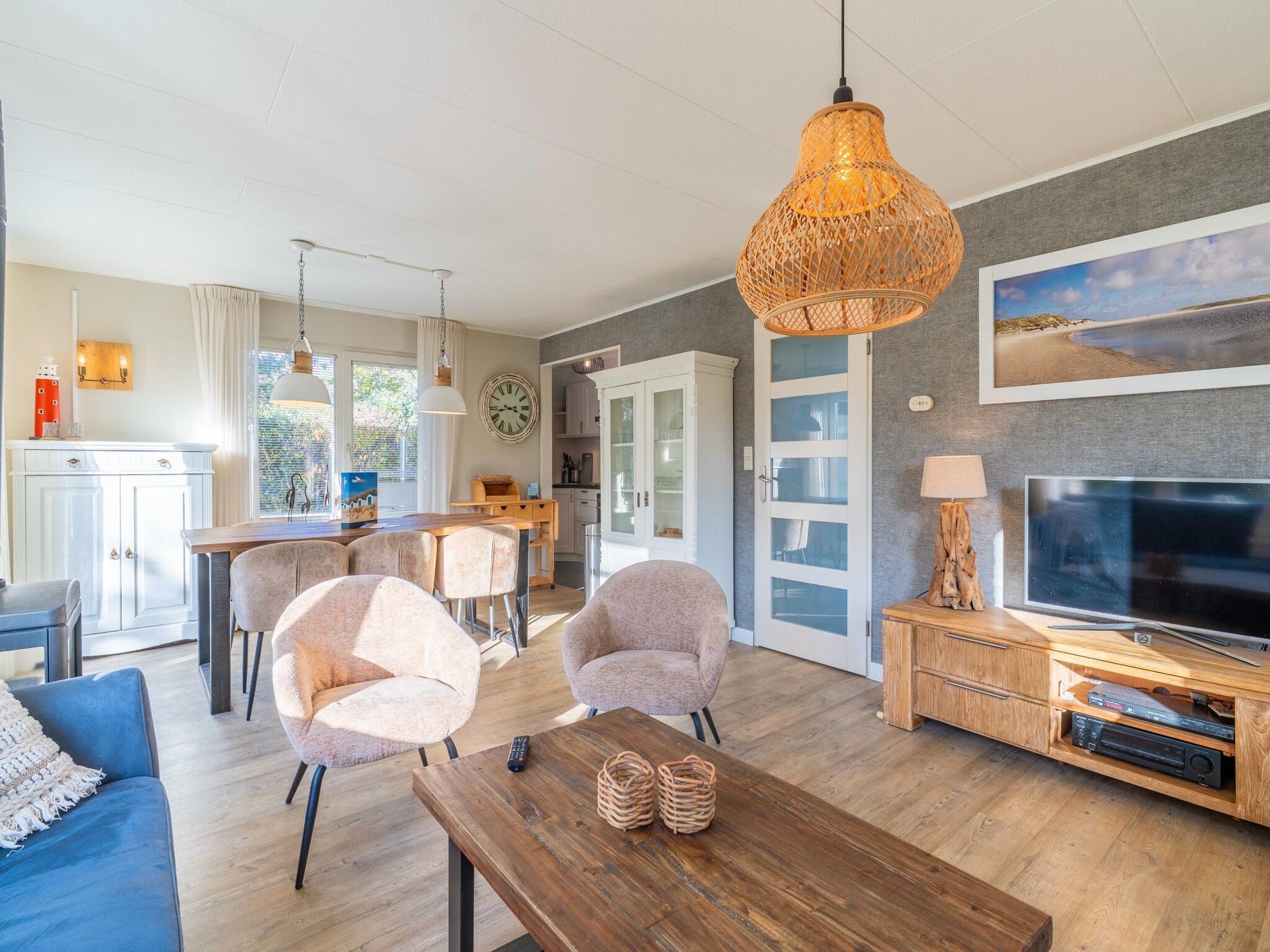 De woonkamer van Kamperfoelie 57 in De Koog