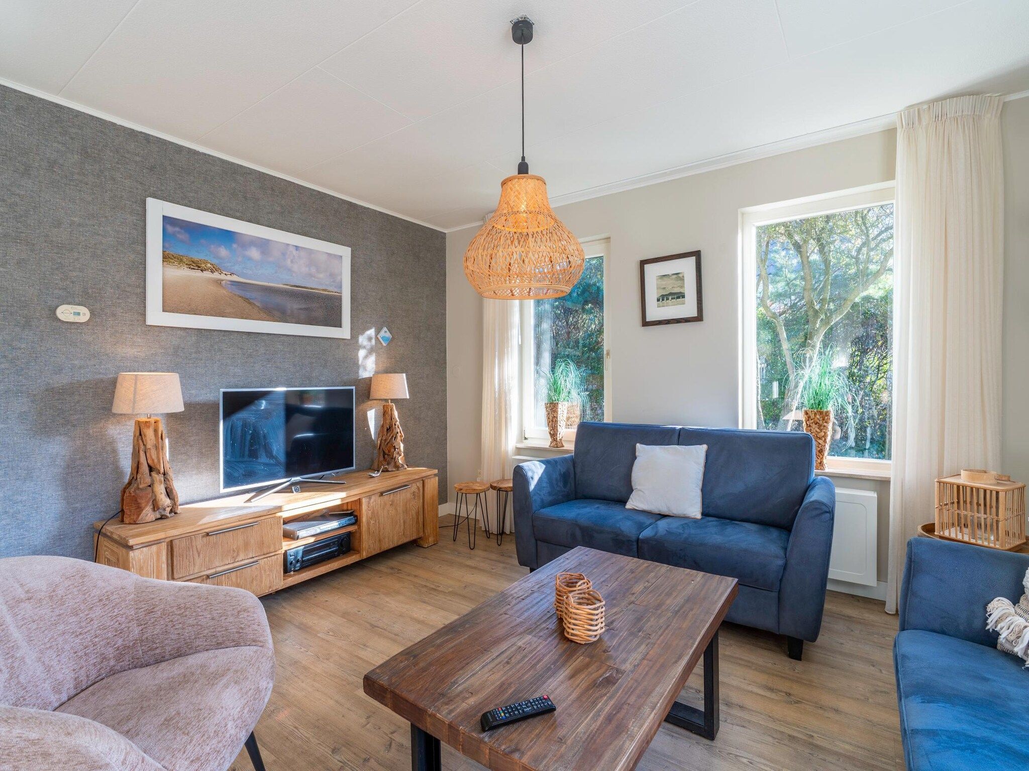 De woonkamer van Kamperfoelie 57 in De Koog