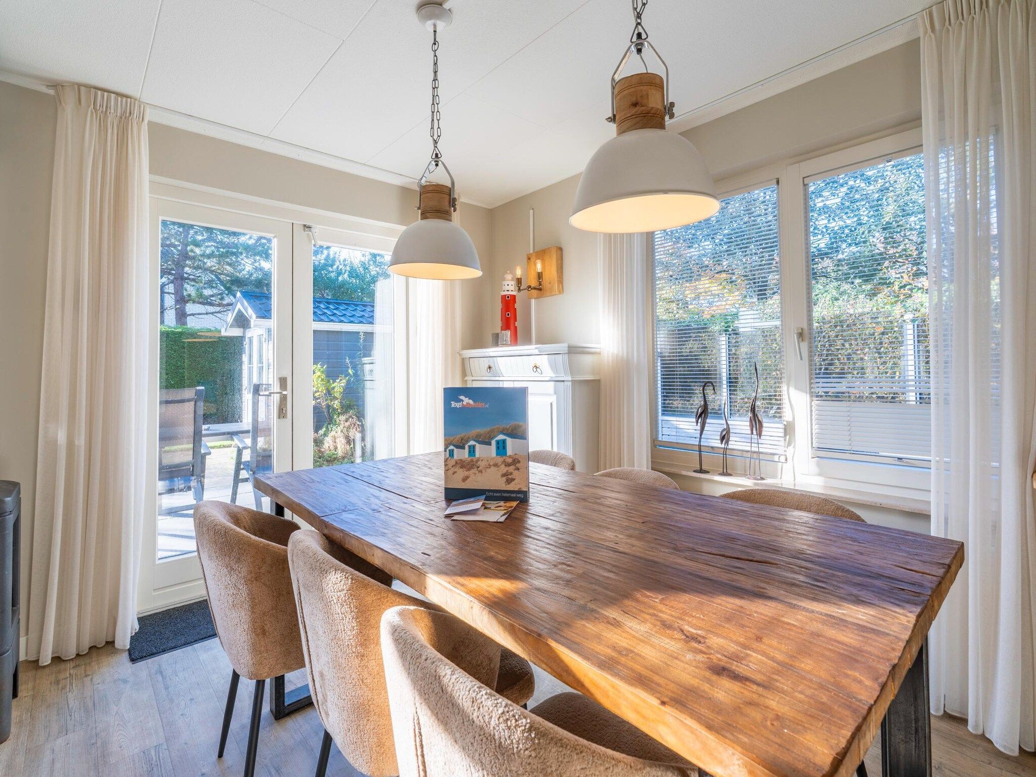 De woonkamer van Kamperfoelie 57 in De Koog