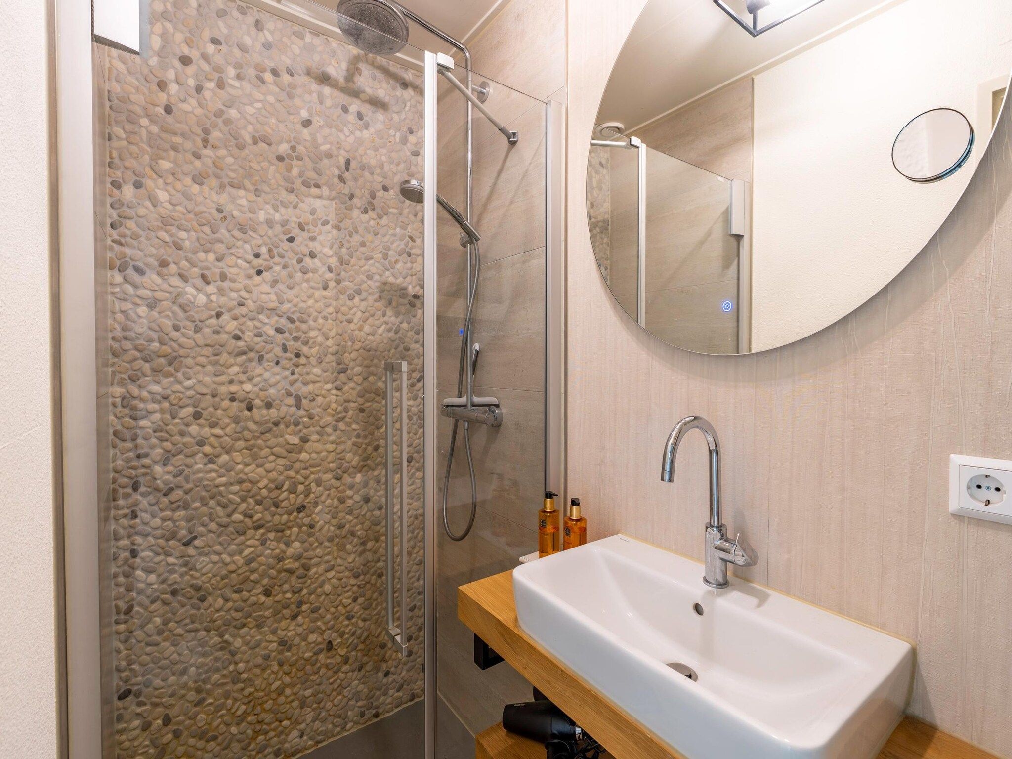 De badkamer van Kamperfoelie 57 in De Koog