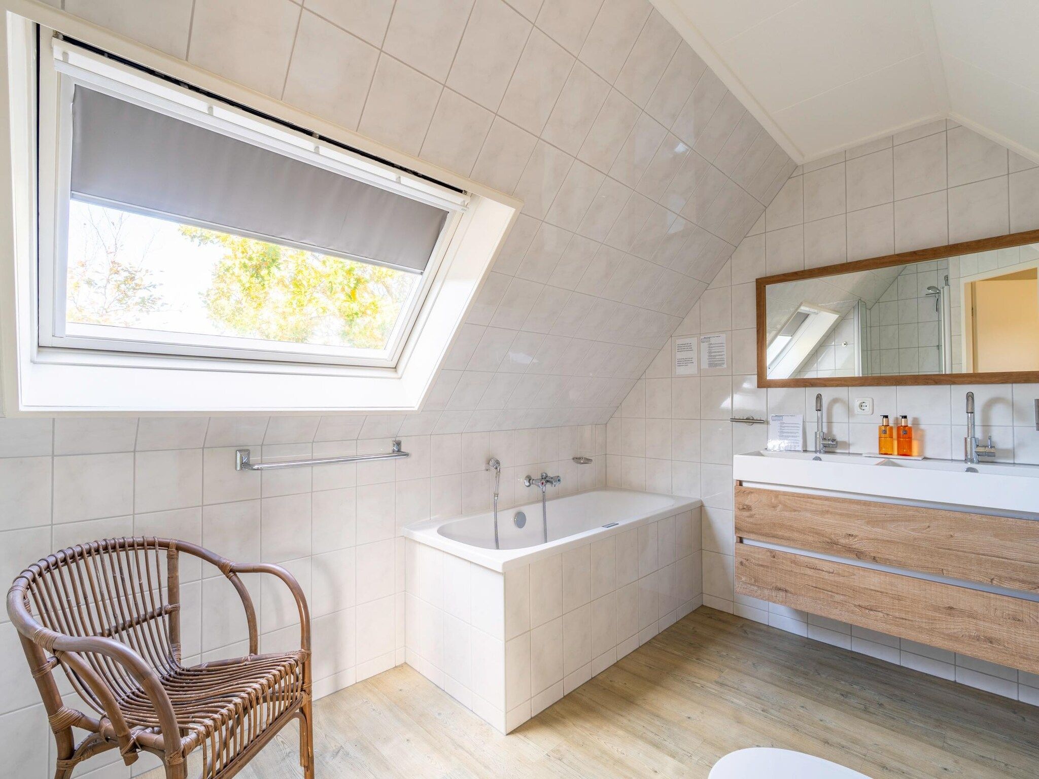 De badkamer van Kamperfoelie 57 in De Koog