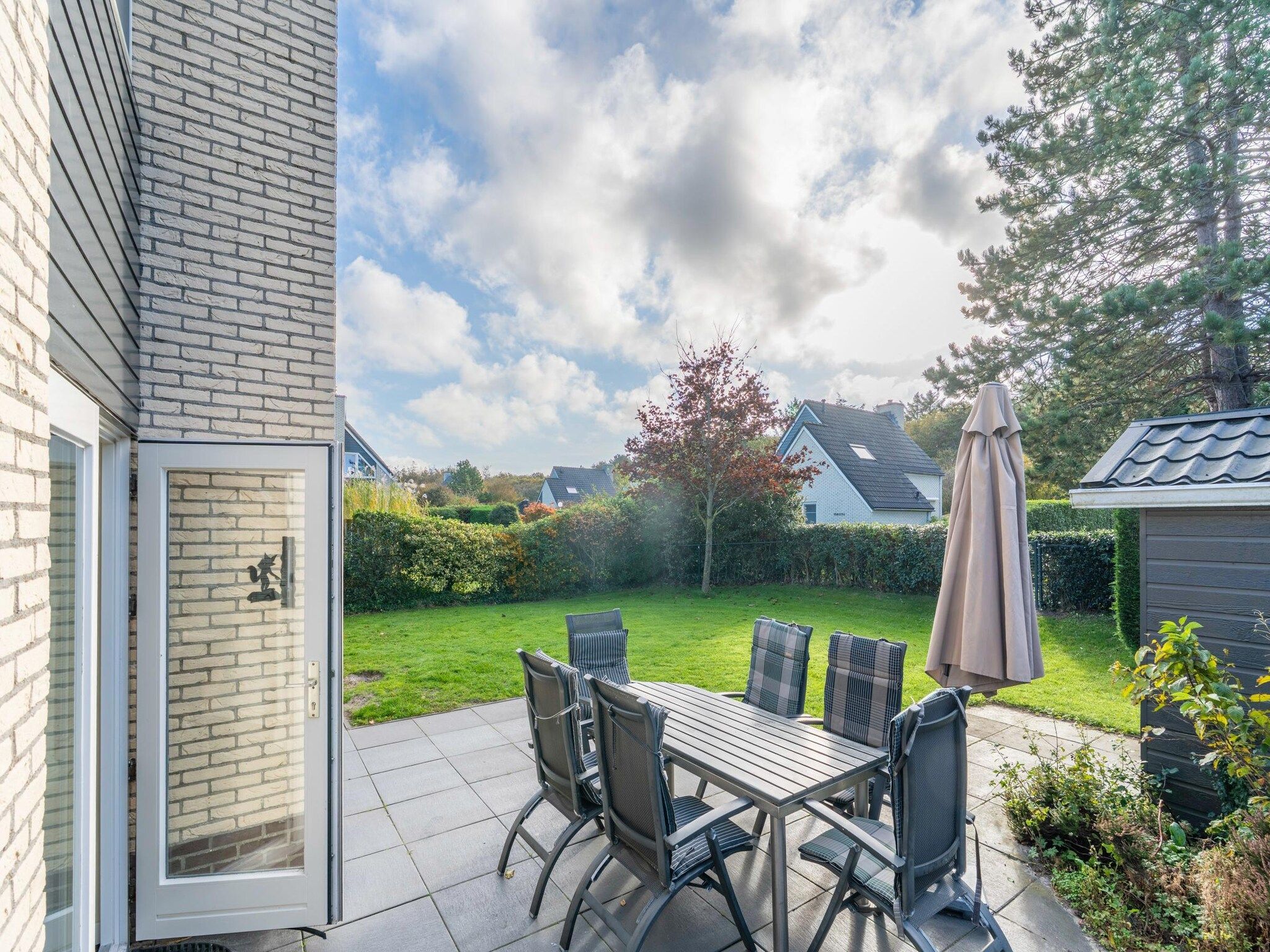 Het terras van Kamperfoelie 57 in De Koog